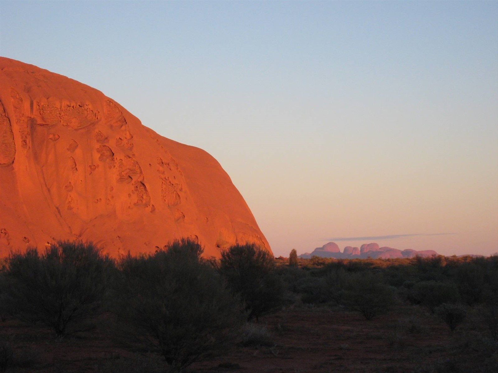 Uluru e, sullo sfondo, Kata Tjuta