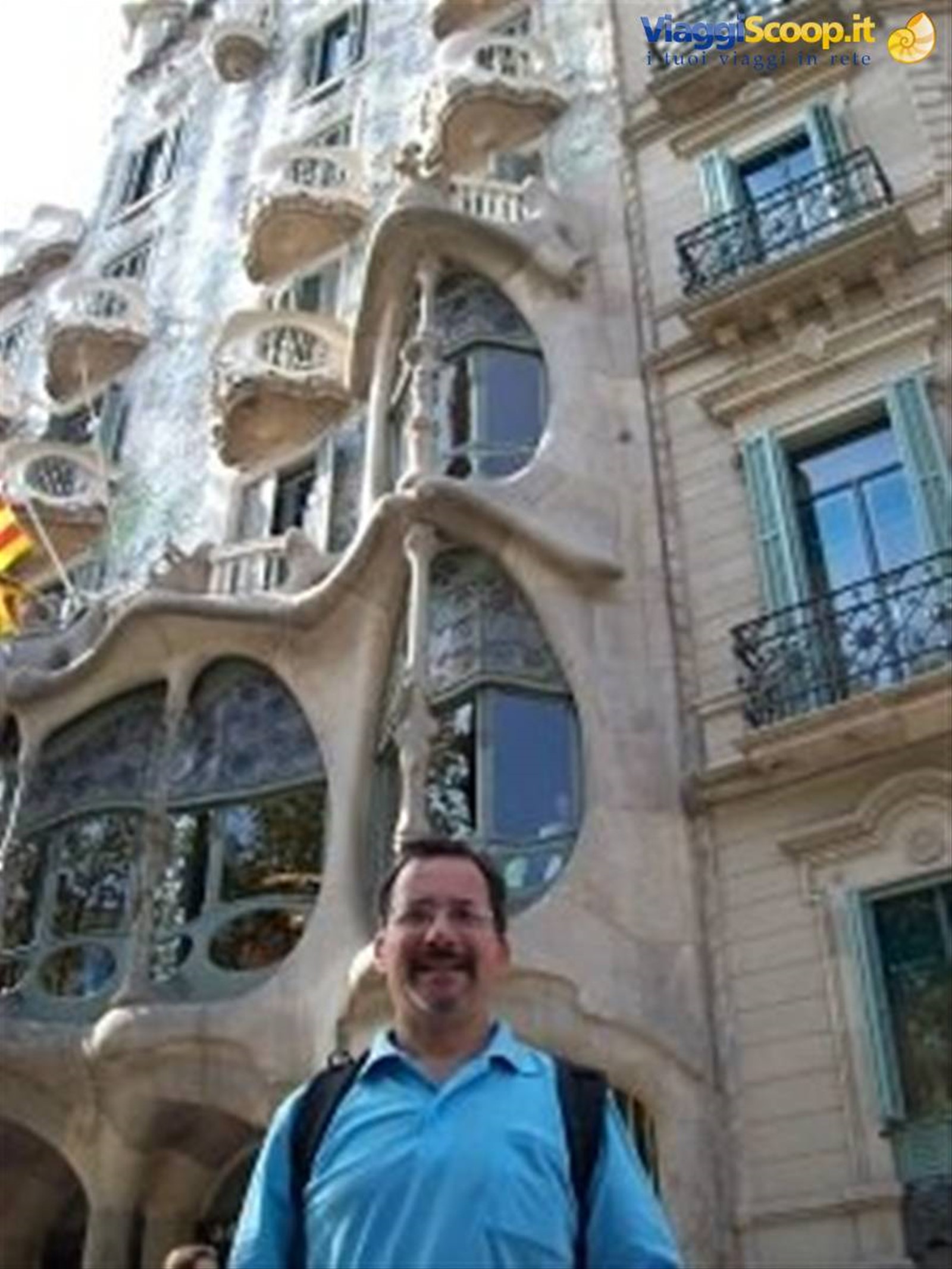 Stefano davanti a casa Batllò