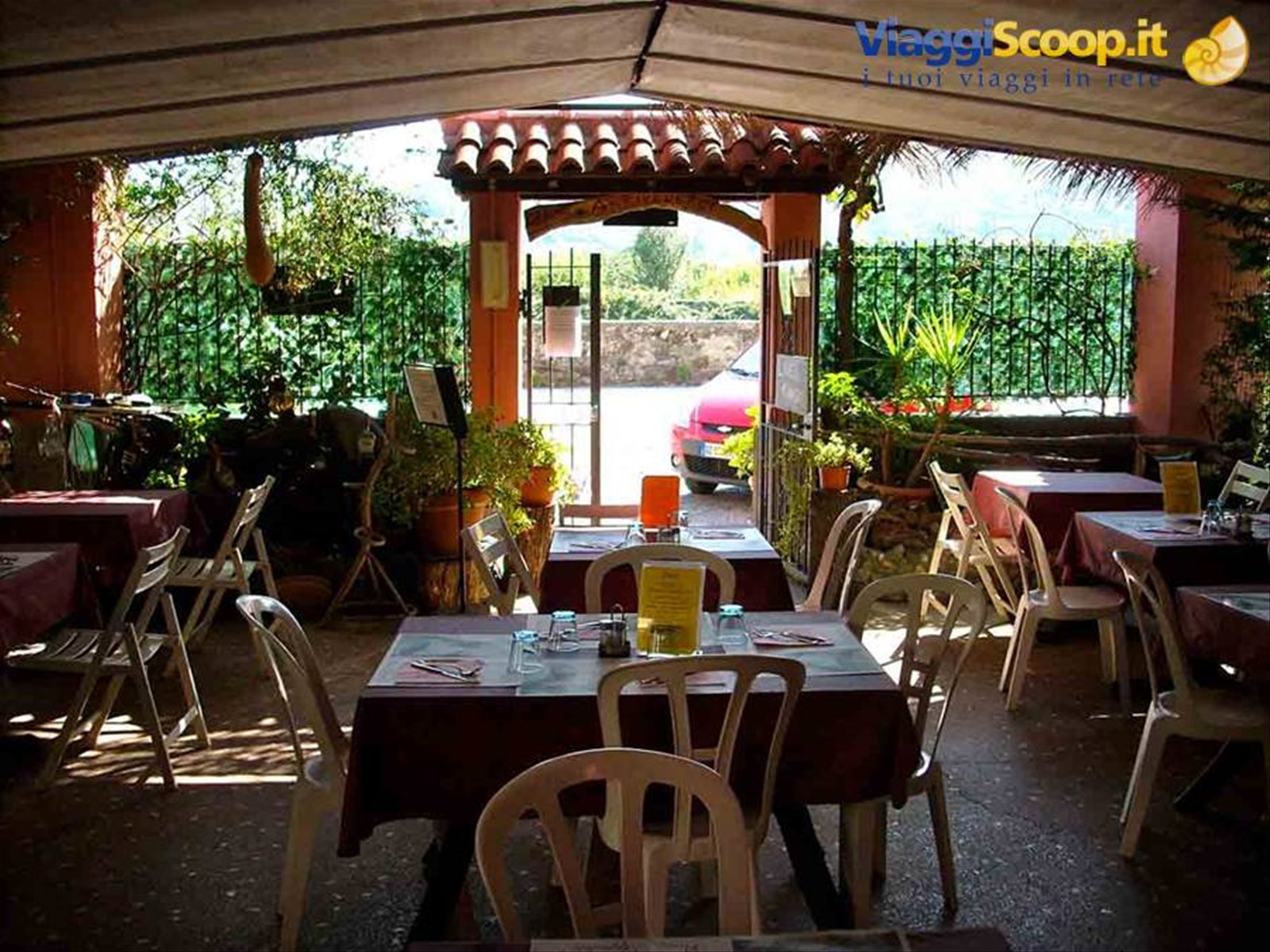 Nel dehor della Trattoria La Pergola di Quiliano