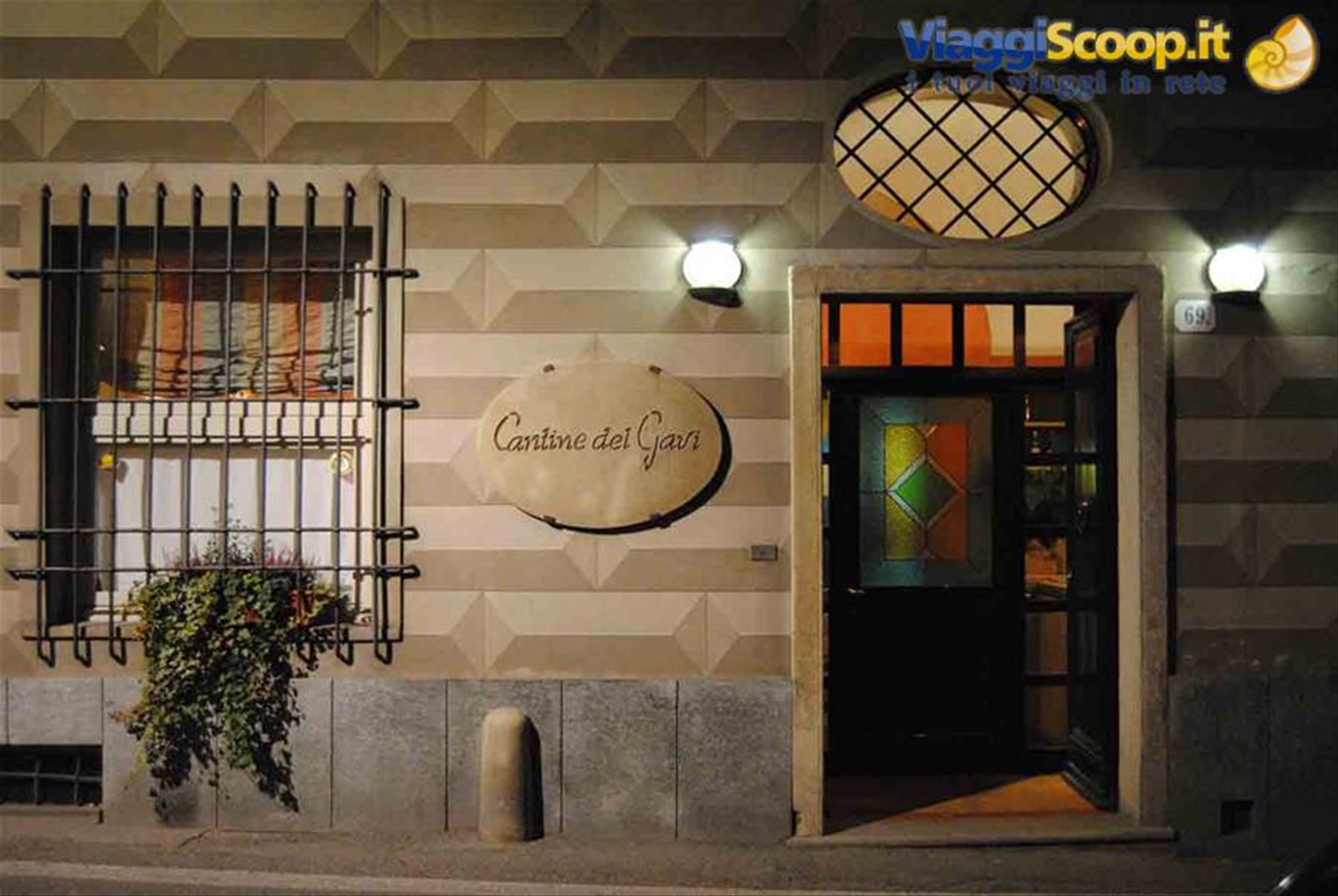 L'entrata del Ristorante Cantine del Gavi in via Mameli