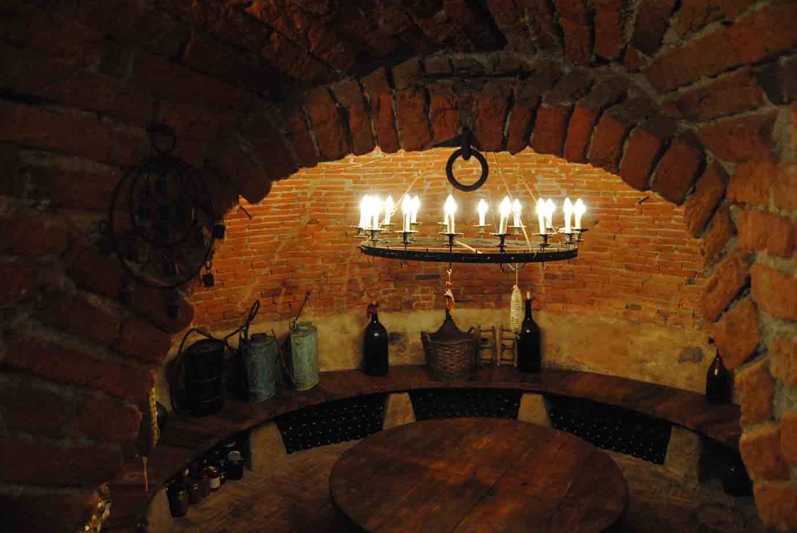 Nella suggestiva cantina del Ristorante Cantine del Gavi