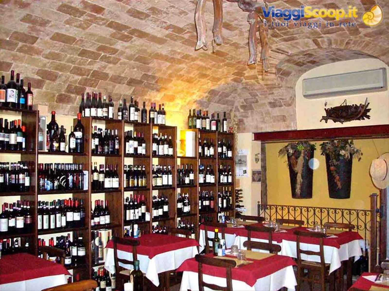 Presso l'Enoteca Caffè Roma di Costigliole d'Asti