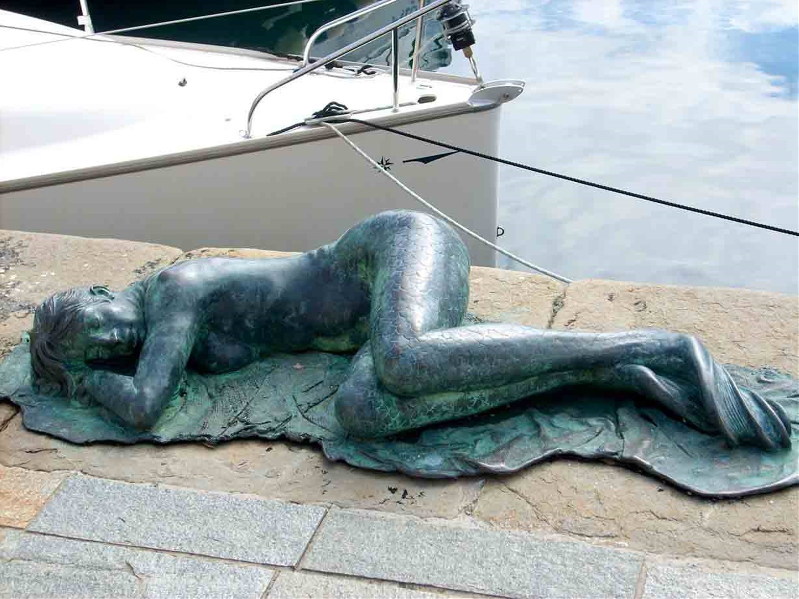 La Sirenetta dormiente nella Darsena, scultura di Giampaolo Parini