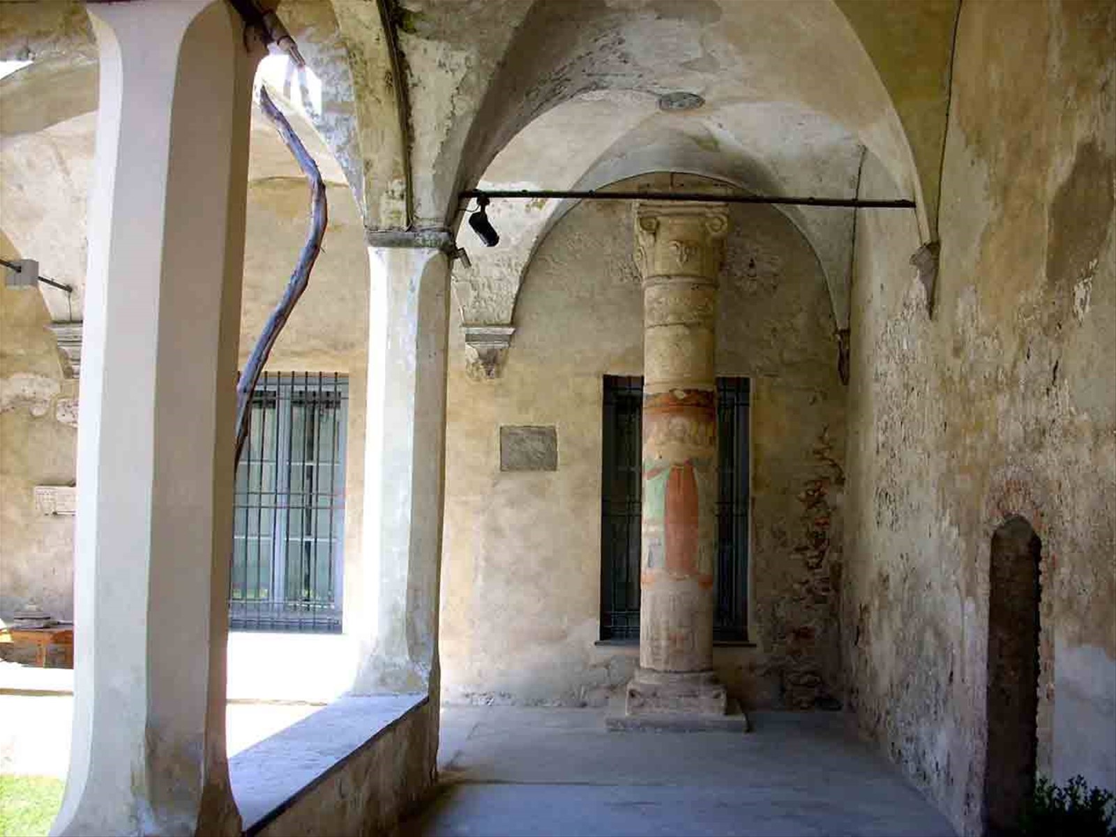 Nel chiostro vicino alla Cappella Sistina