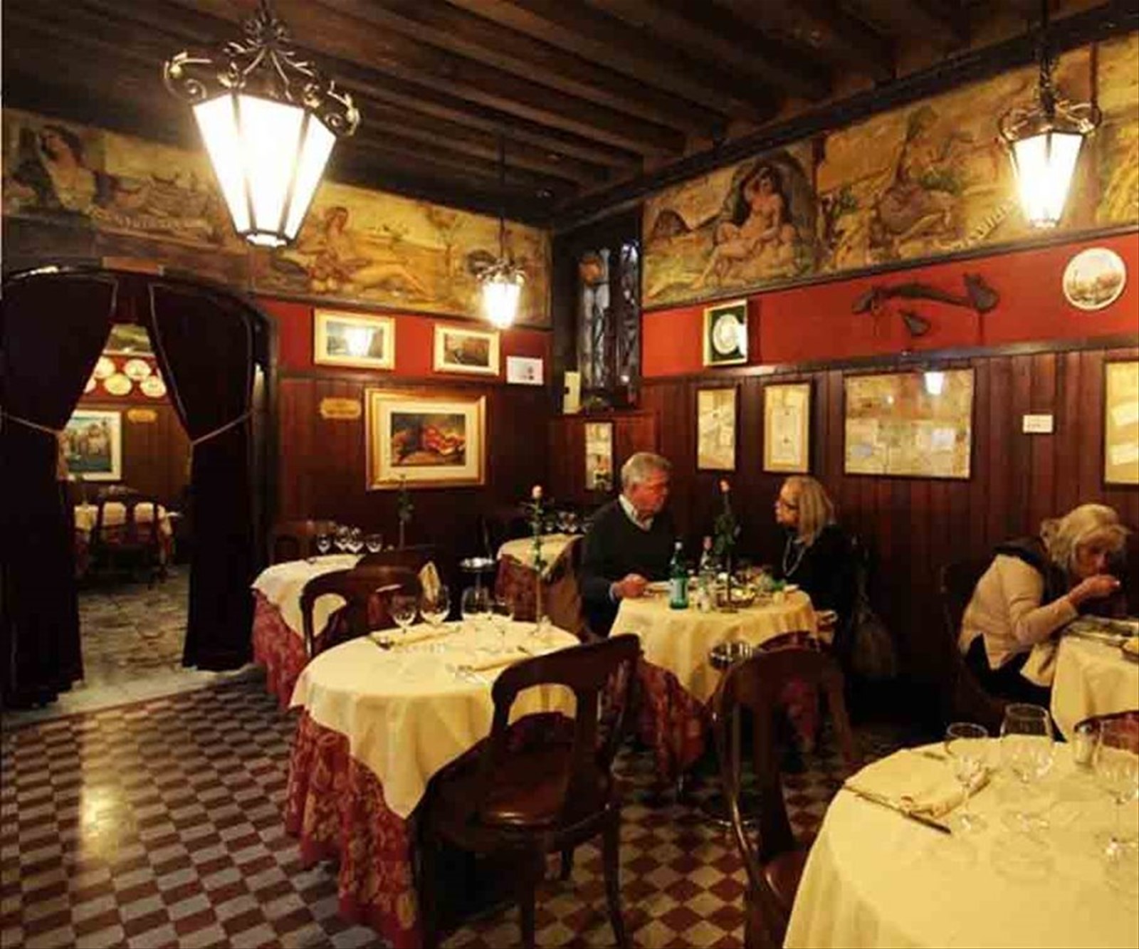 Nelle caratteristiche sale dell'Antica Trattoria Poste Vecie