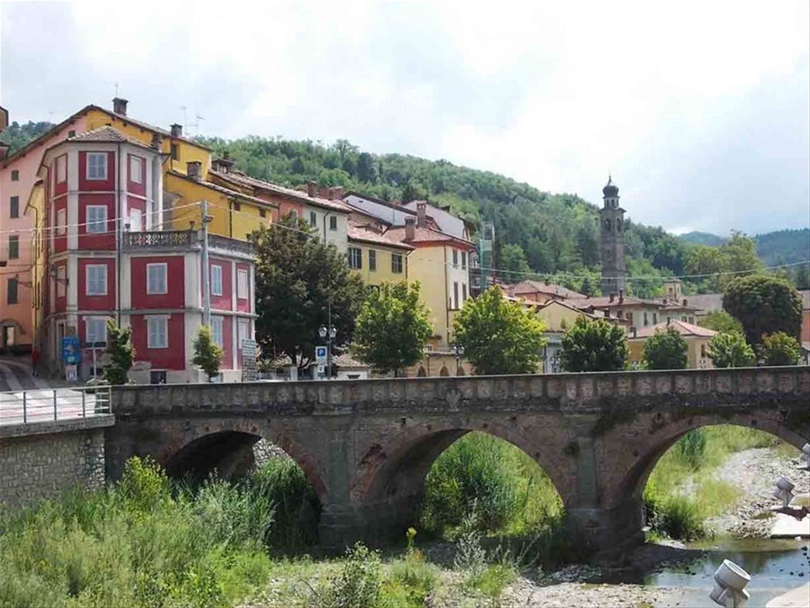 Una giornata di relax alle piscine, tra arte e buona tavola: gita a San Sebastiano Curone