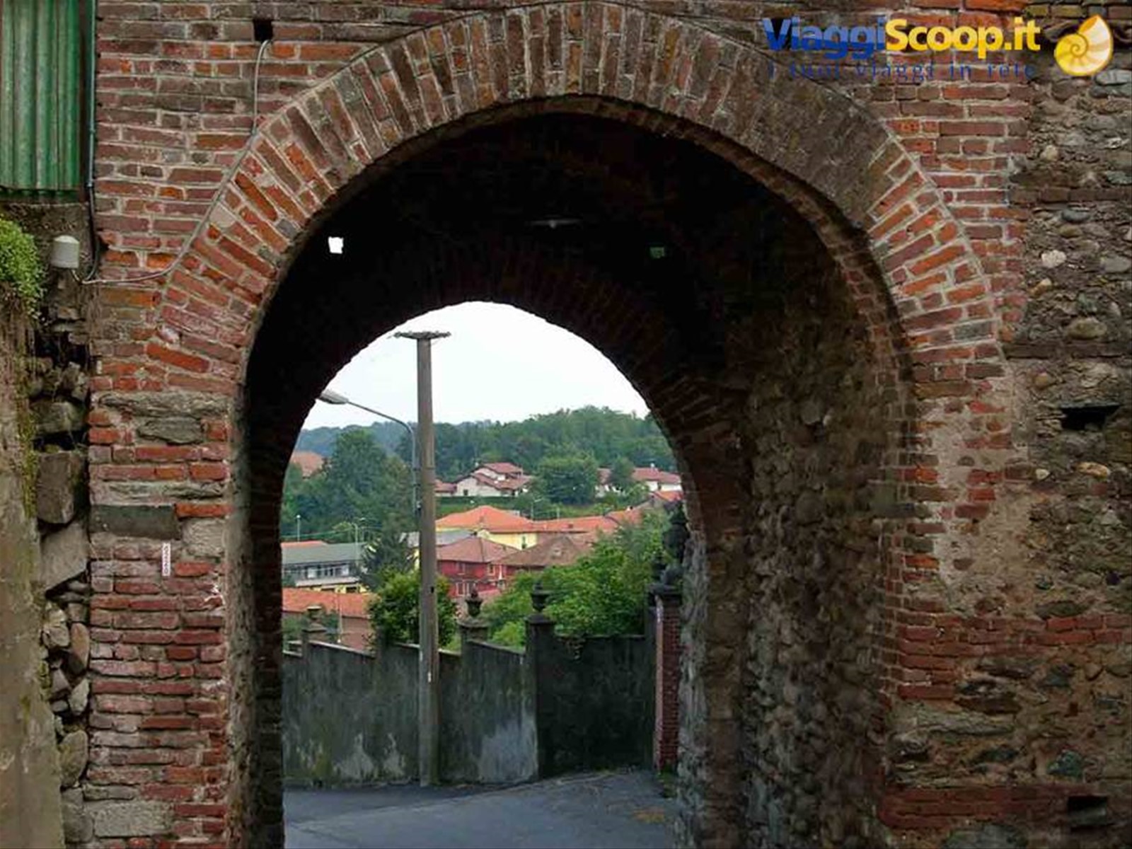 L'arco dell'antica porta del paese