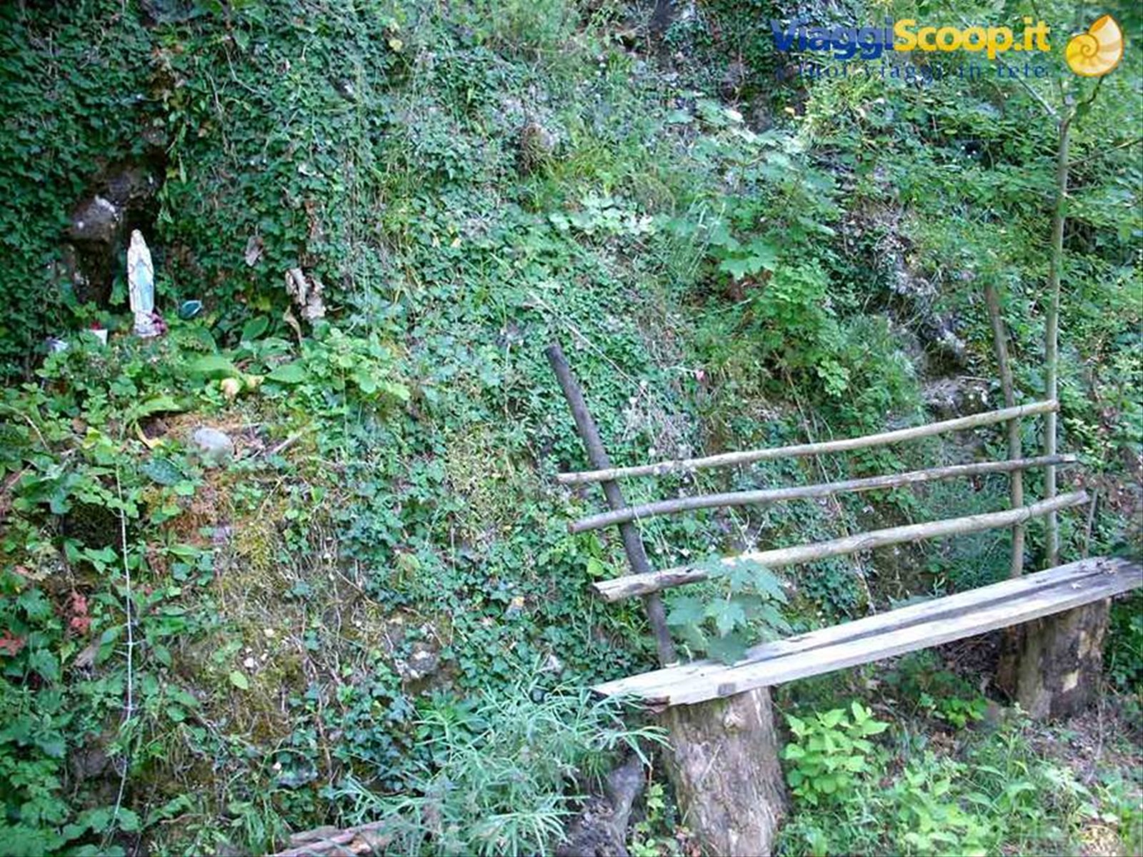 Un luogo di preghiera nel bosco, dedicato alla Madonna