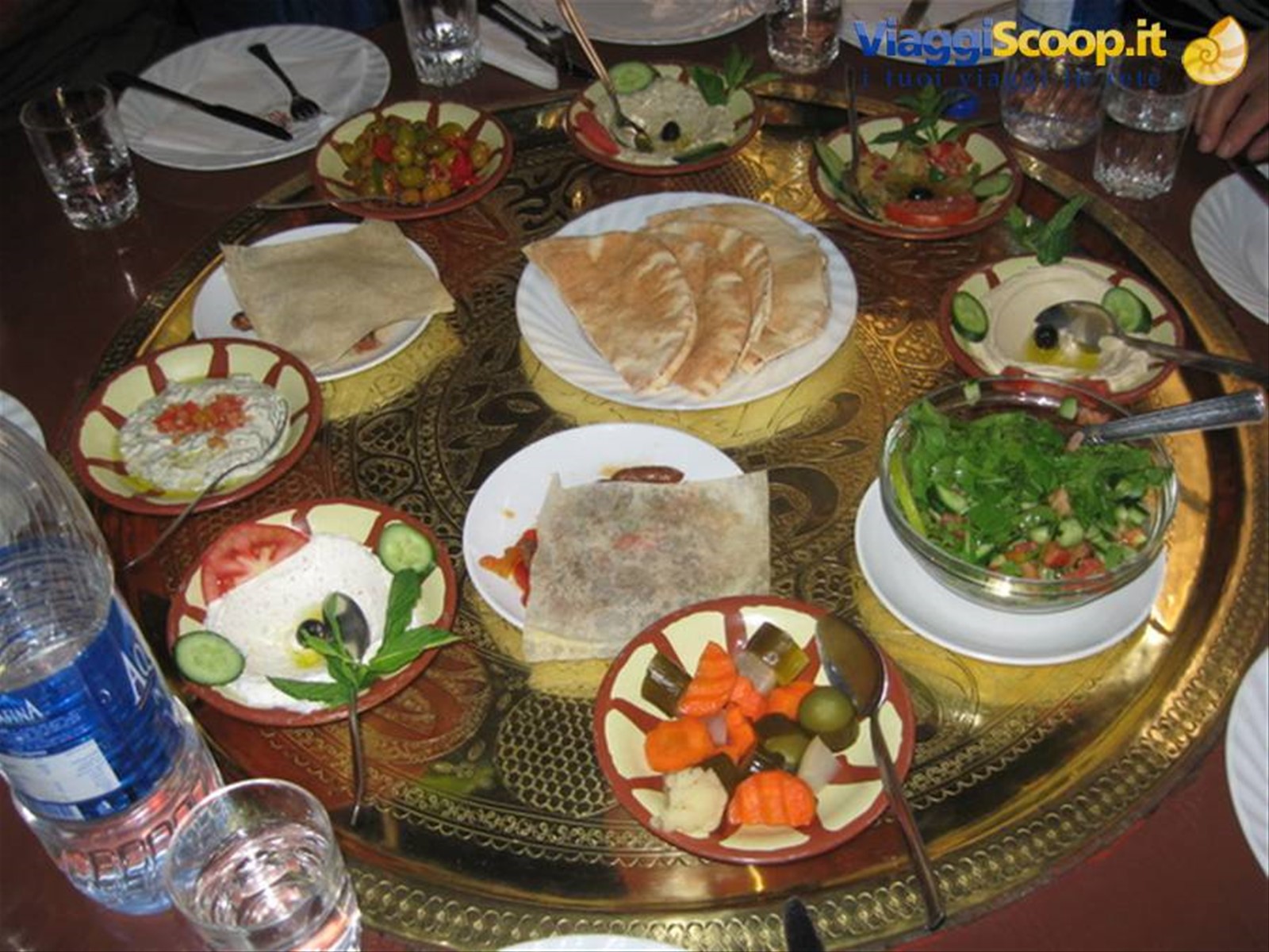 Humus e salsine varie con il pane arabo ( La pita)