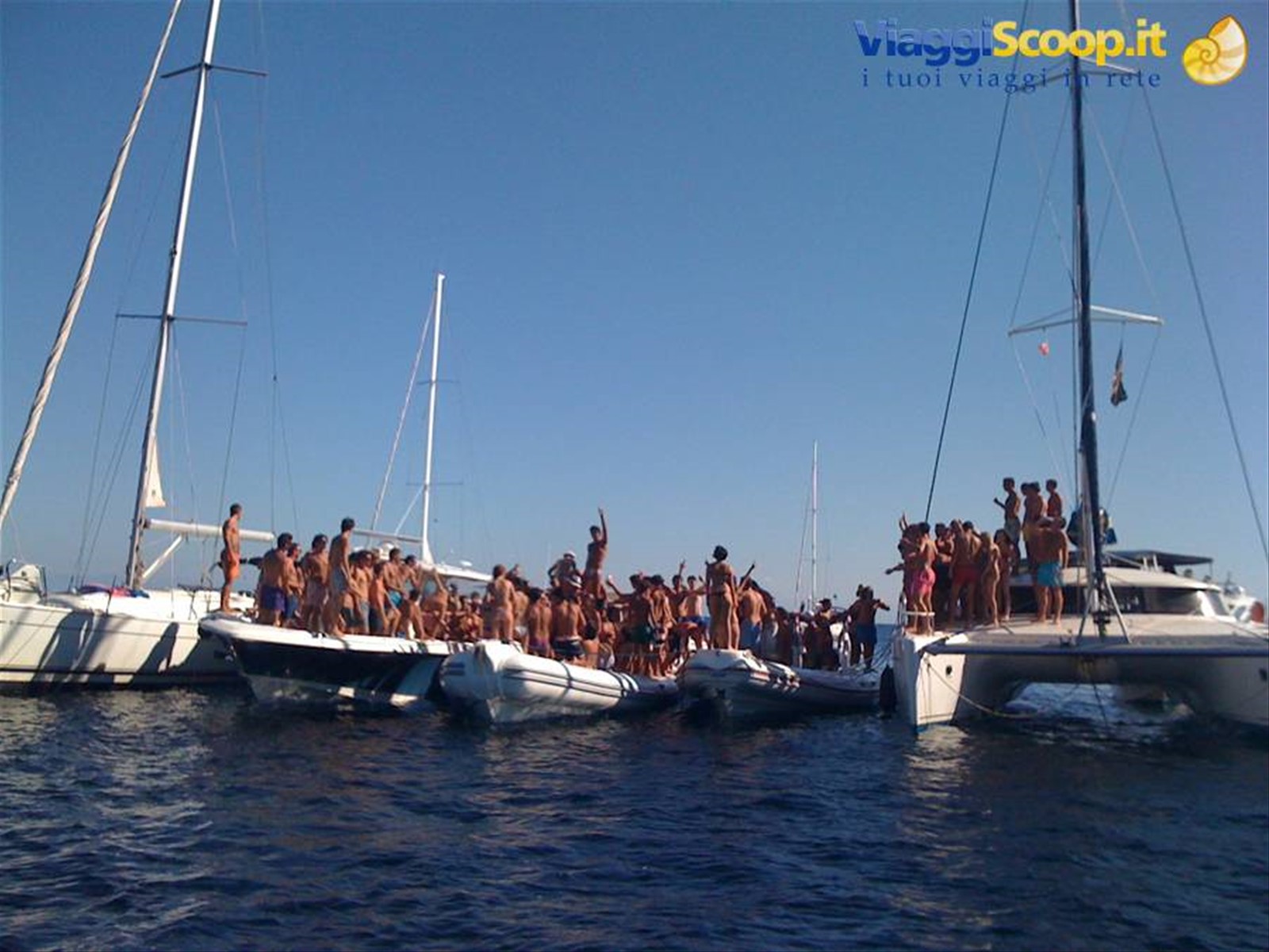 Ad Ibiza fanno feste galleggianti eccezionali, fiumi di birra e musica a gogo !!!