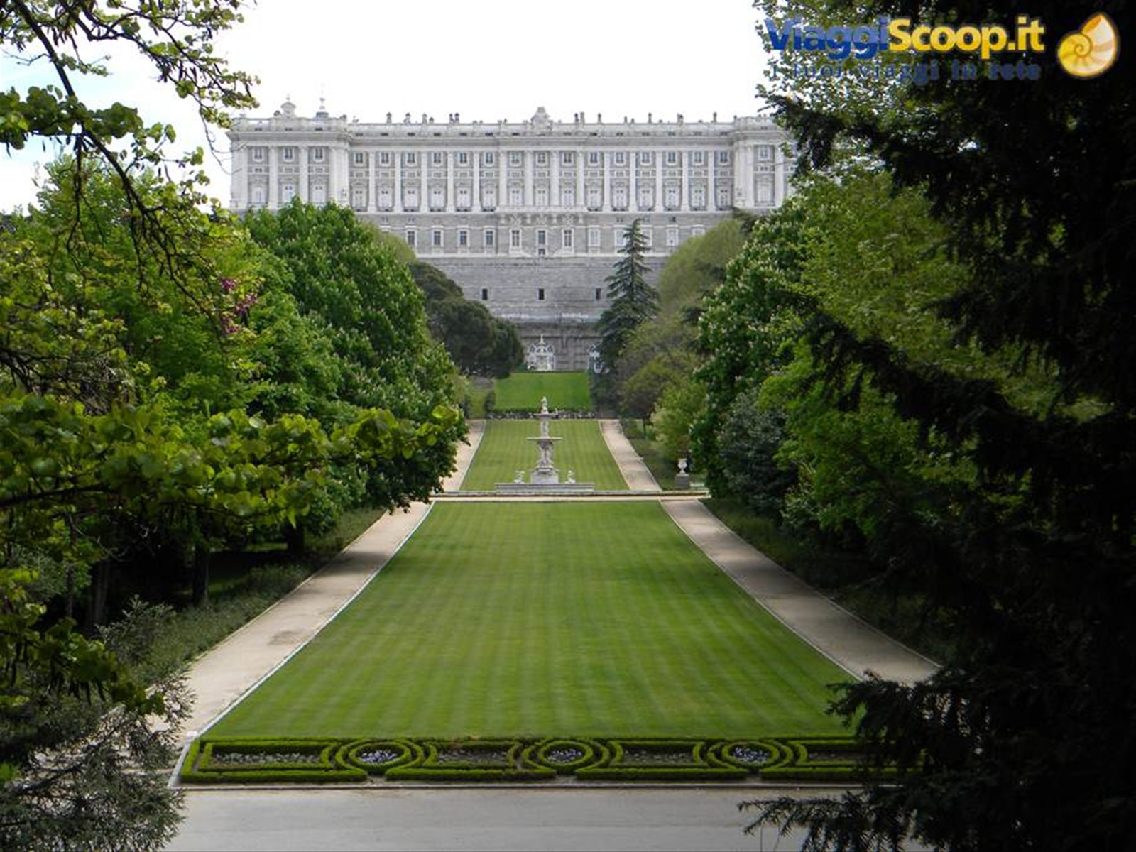 Palazzo Reale visto dall'ingresso del Campo del Moro