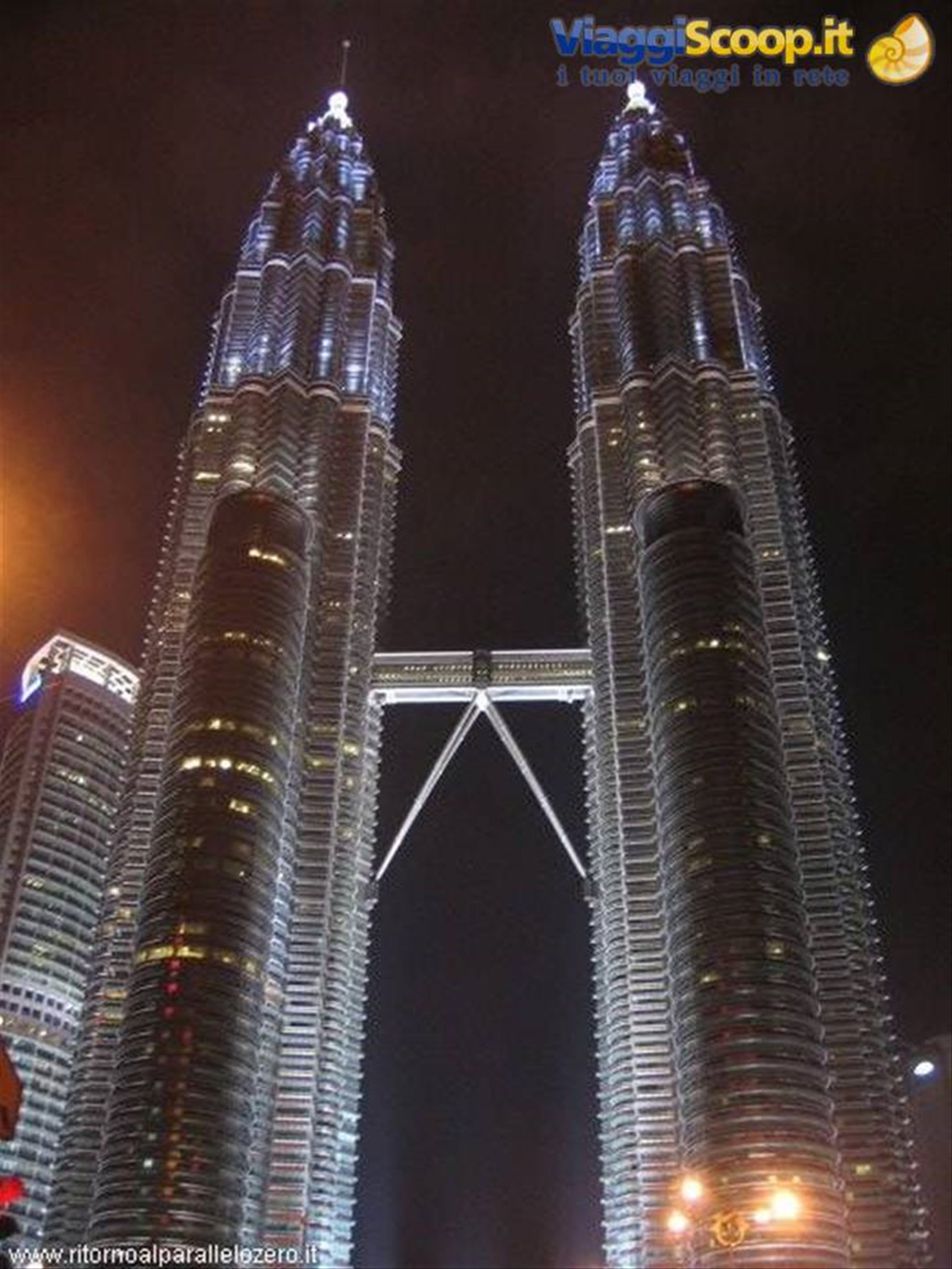 Kuala Lumpur - Petronas di notte