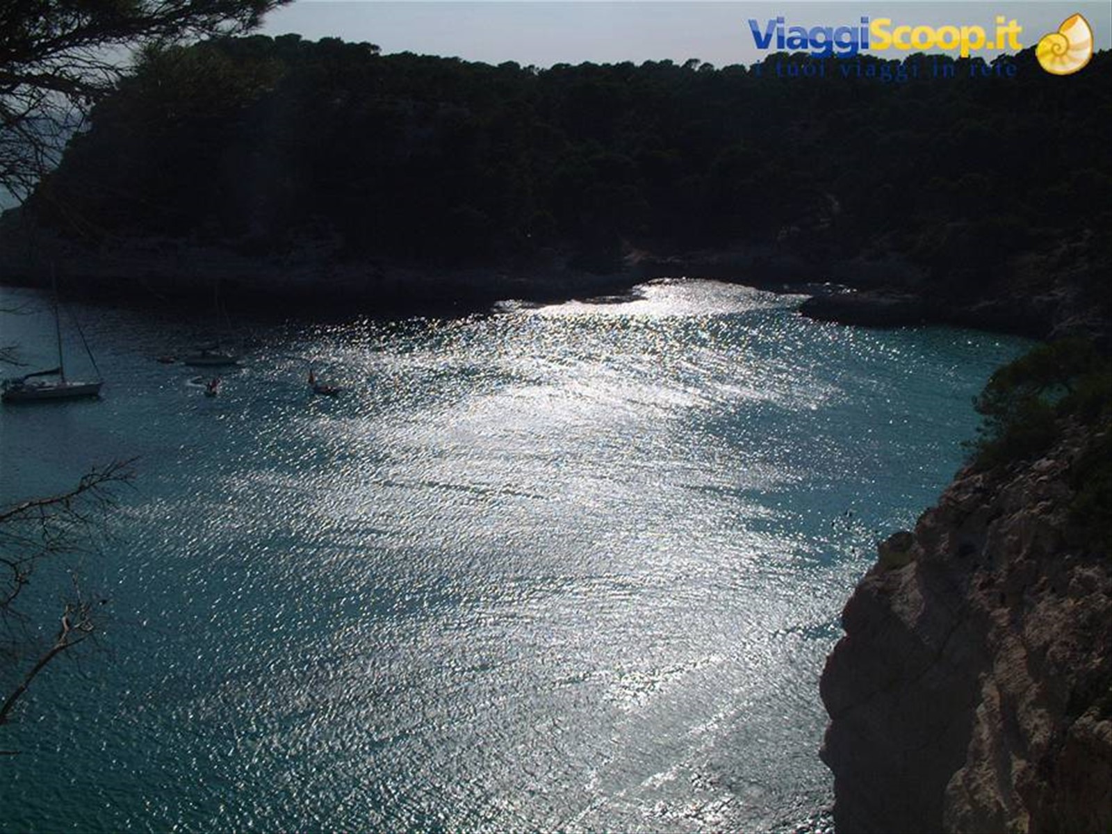 cala mitjana..riflesso del sole sull'acqua quasi al tromonto