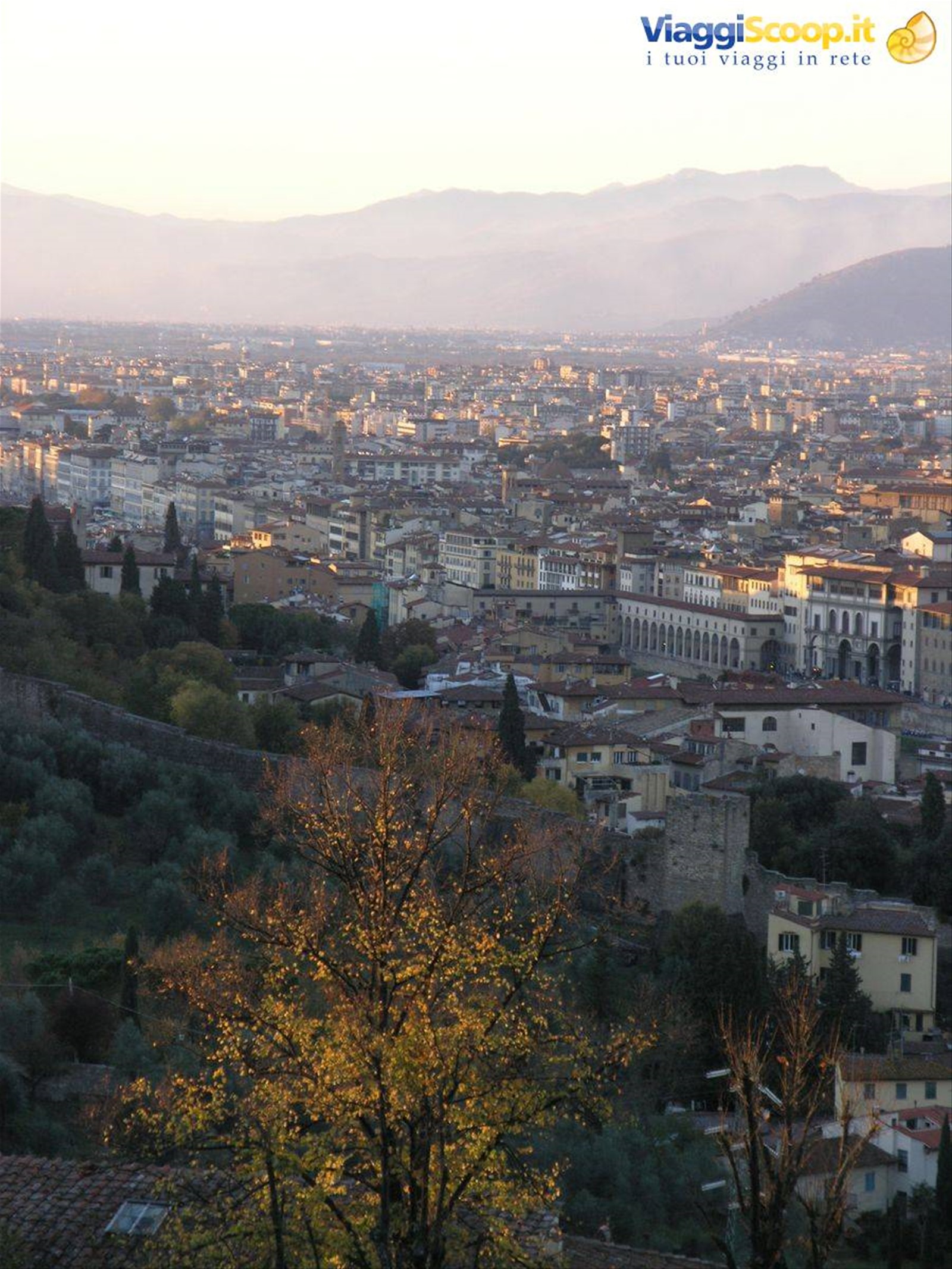 Panorama della città al tramonto