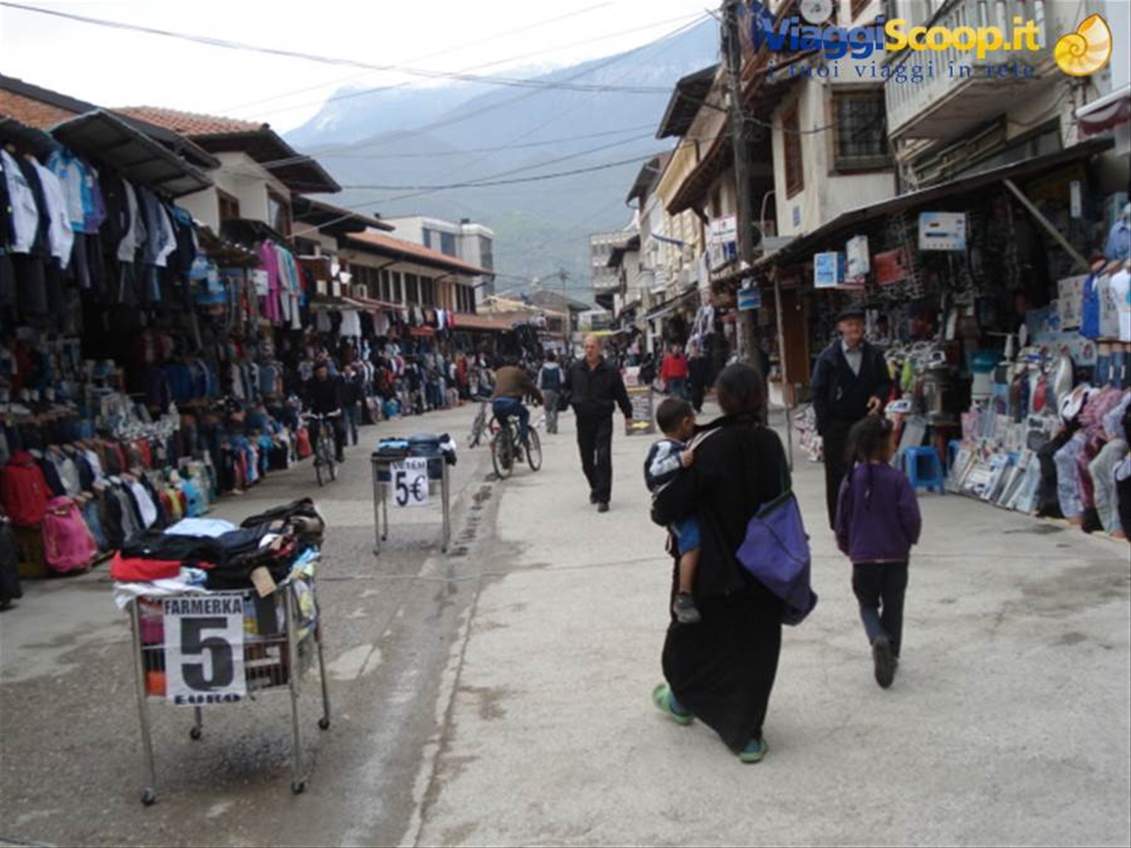 Peia o Pec: veduta del bazar