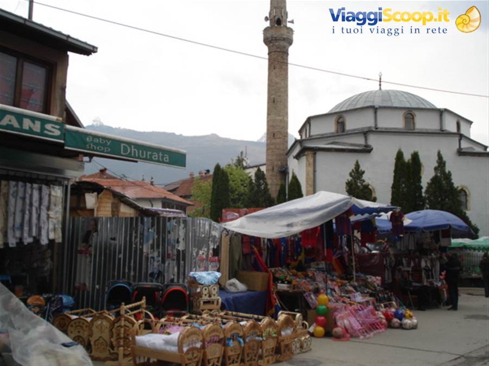 Peia o Pec: bazar e moschea (notare le culle di legno)