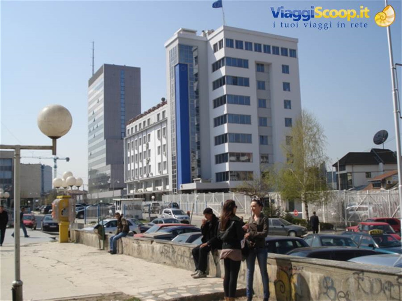 Prishtina: palazzi moderni e ragazze kosovare