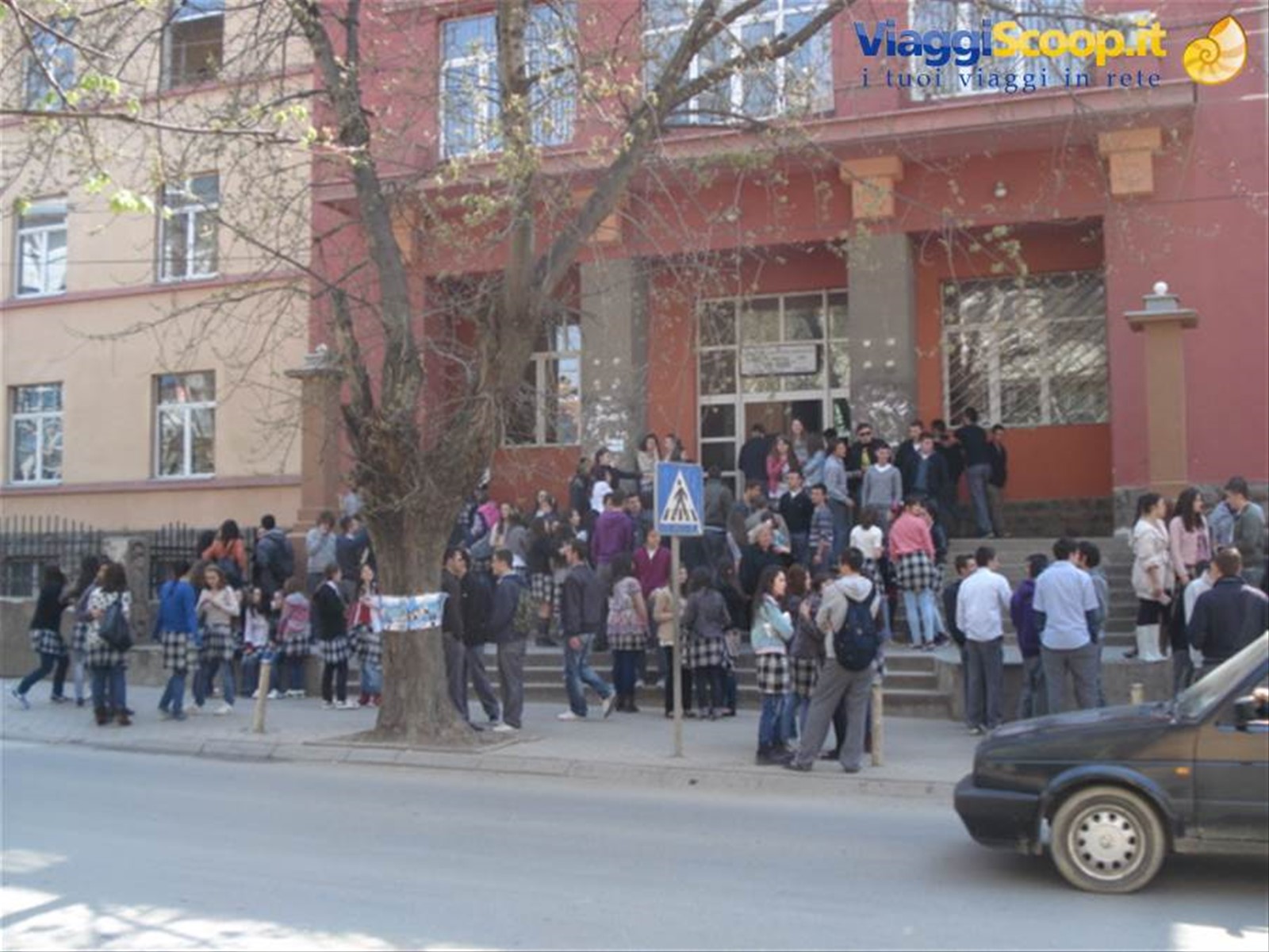 Prishtina:studenti di scuola superiore (ragazze con gonna e pantaloni)