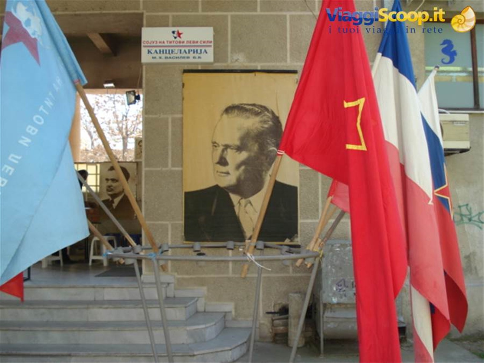 Skopje: foto e bandiere jugoslave alla sede del partito comunista