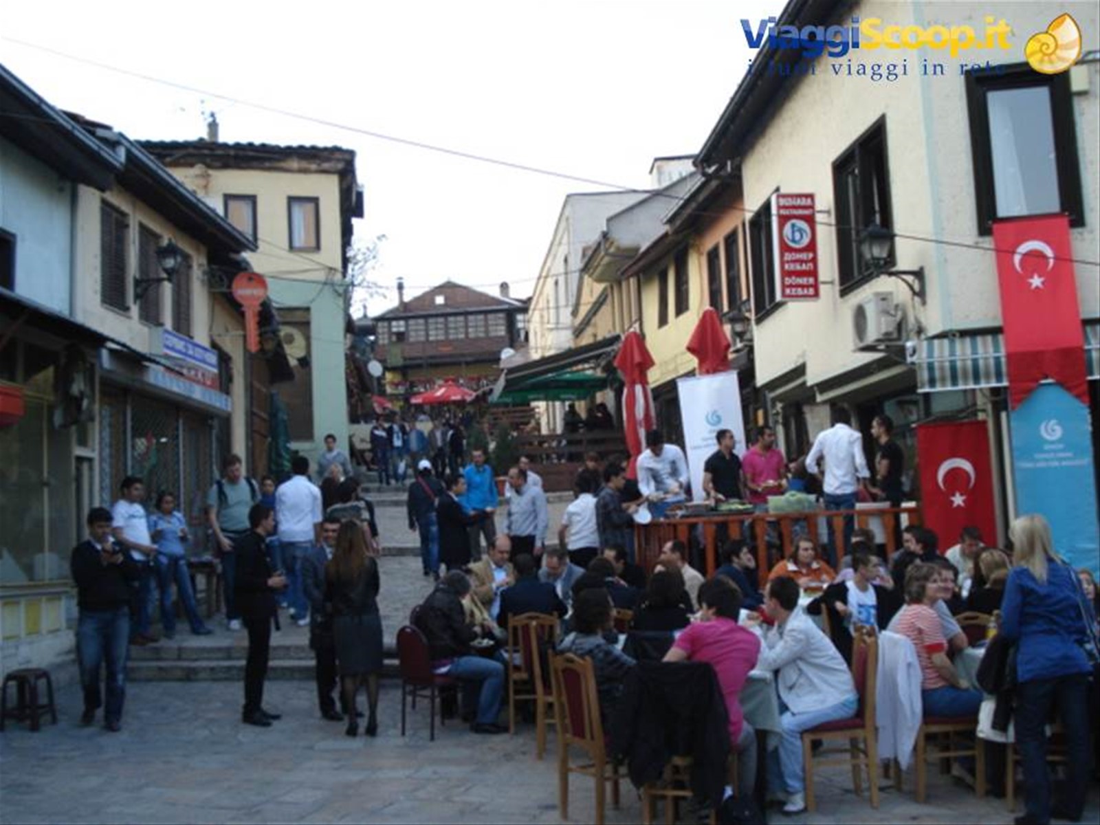 Skopje: bar affollato alla Carsija, la cittò vecchia