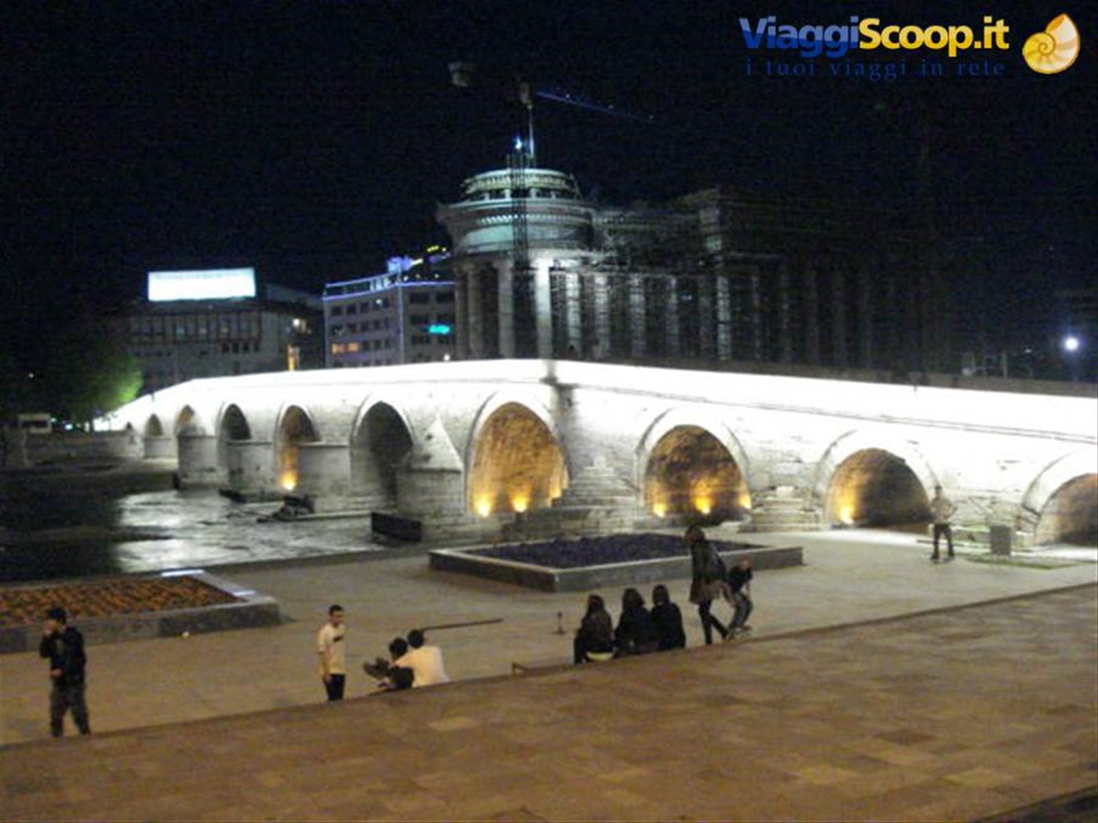 Skopje: il ponte cittadino sul fiume Vardar