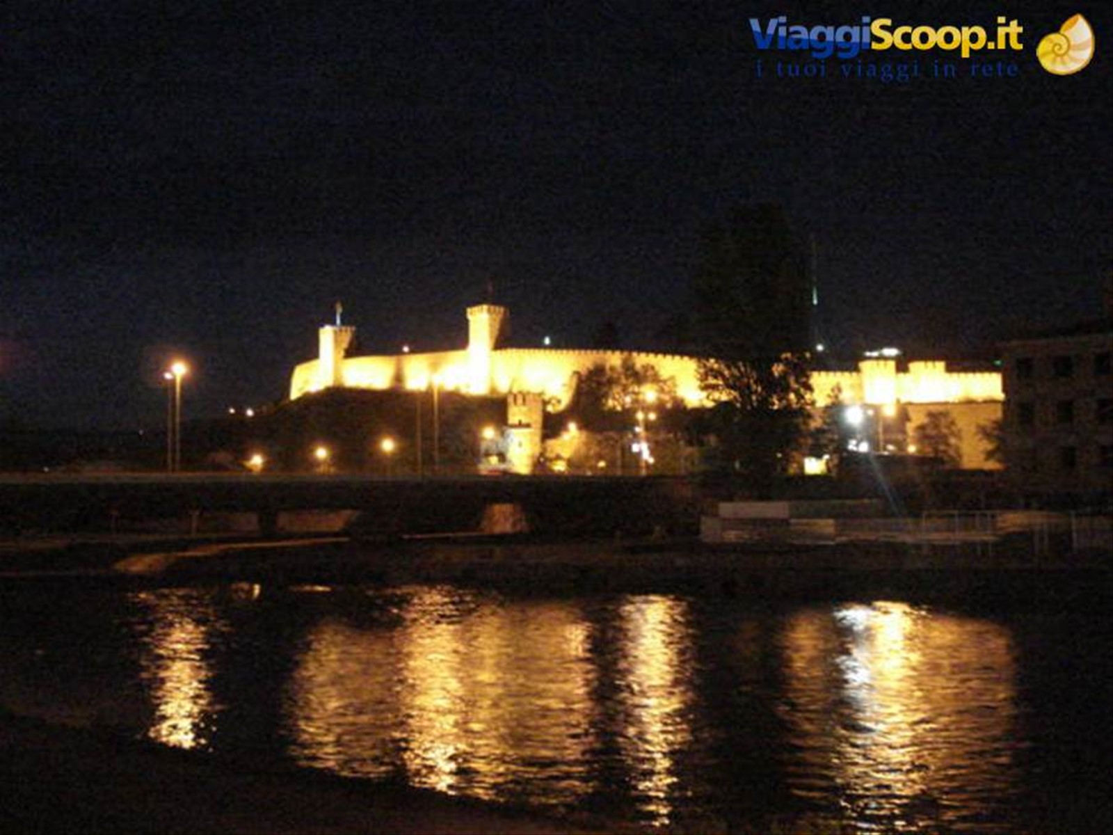 Skopje: veduta notturna del castello e le acque del fiume Vardar