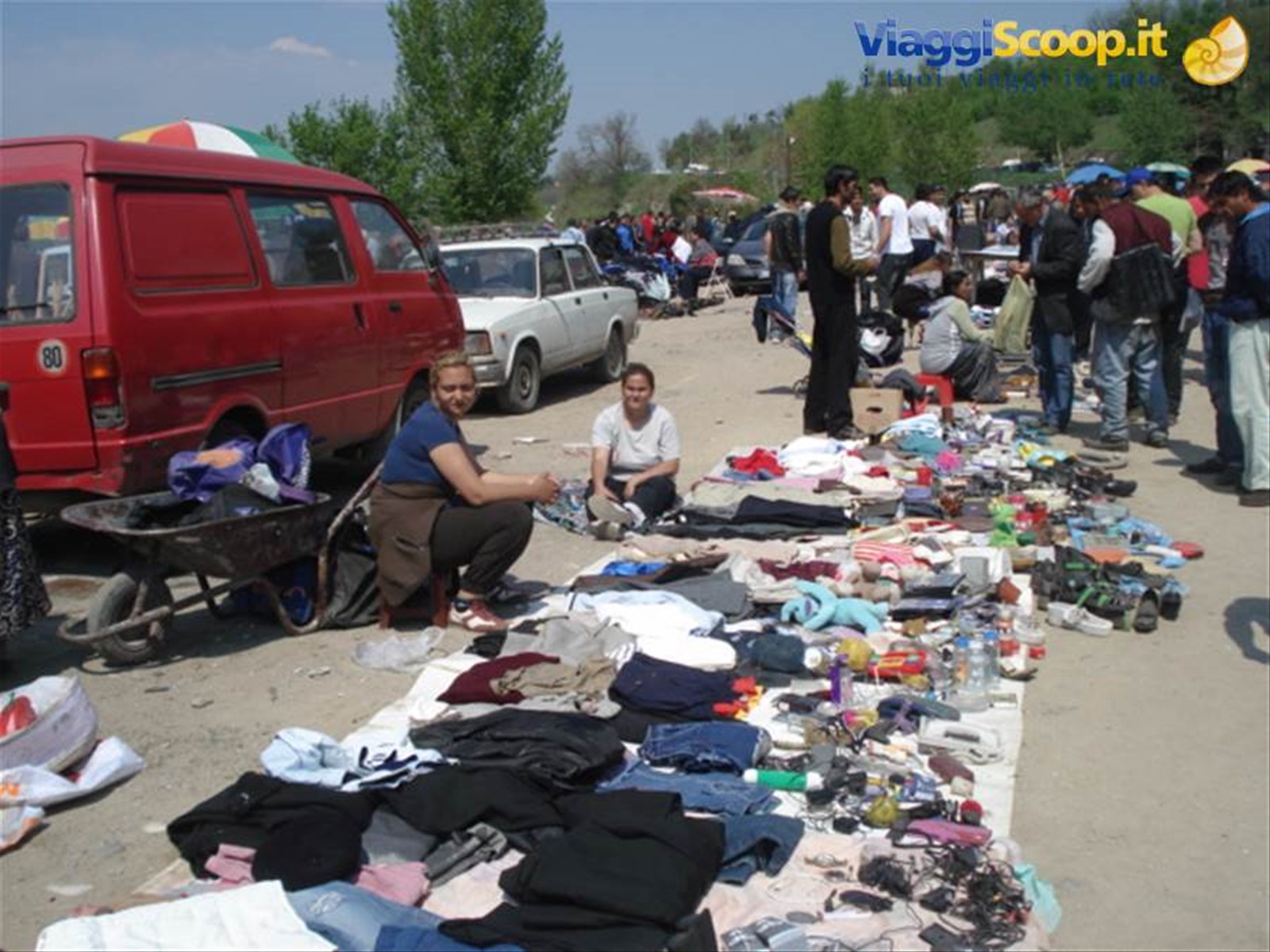 Skopje: mercato dell'usato lungo il fiume Vardar