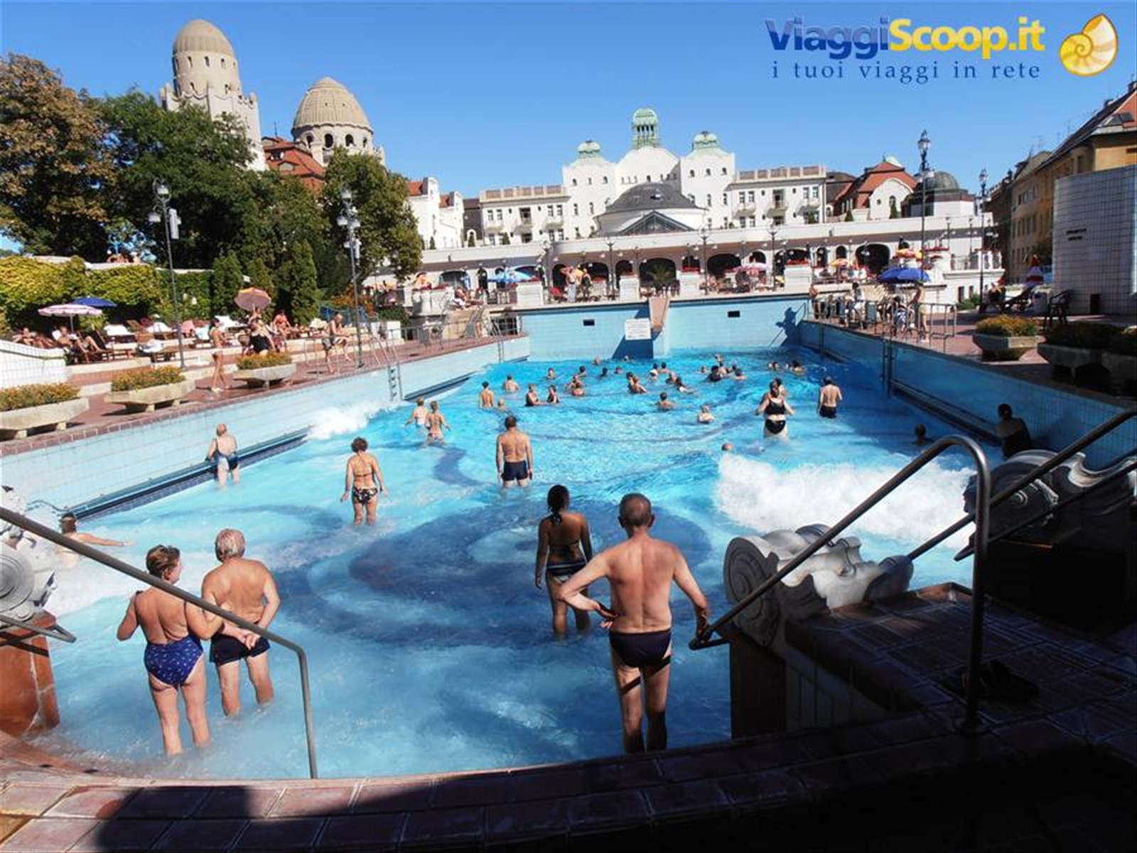la piscina esterna delle terme Gellert