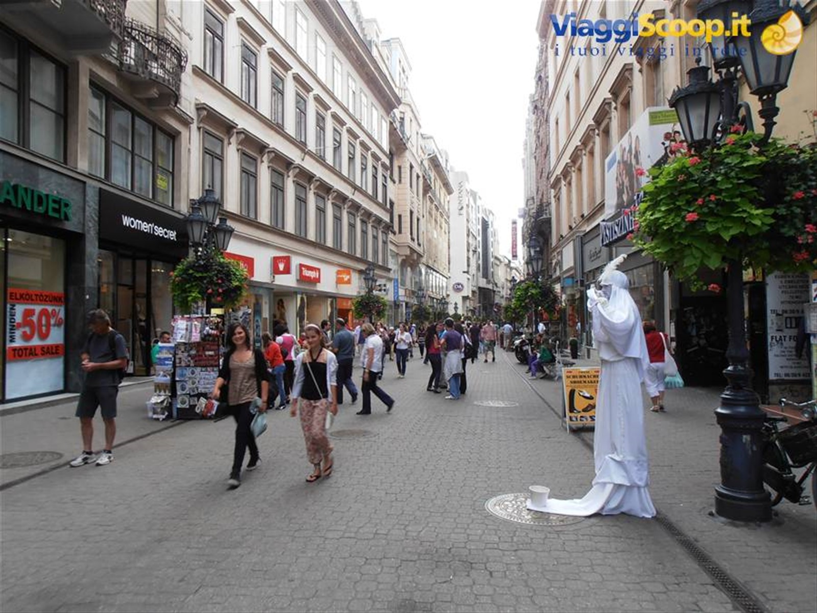 la via dello shopping