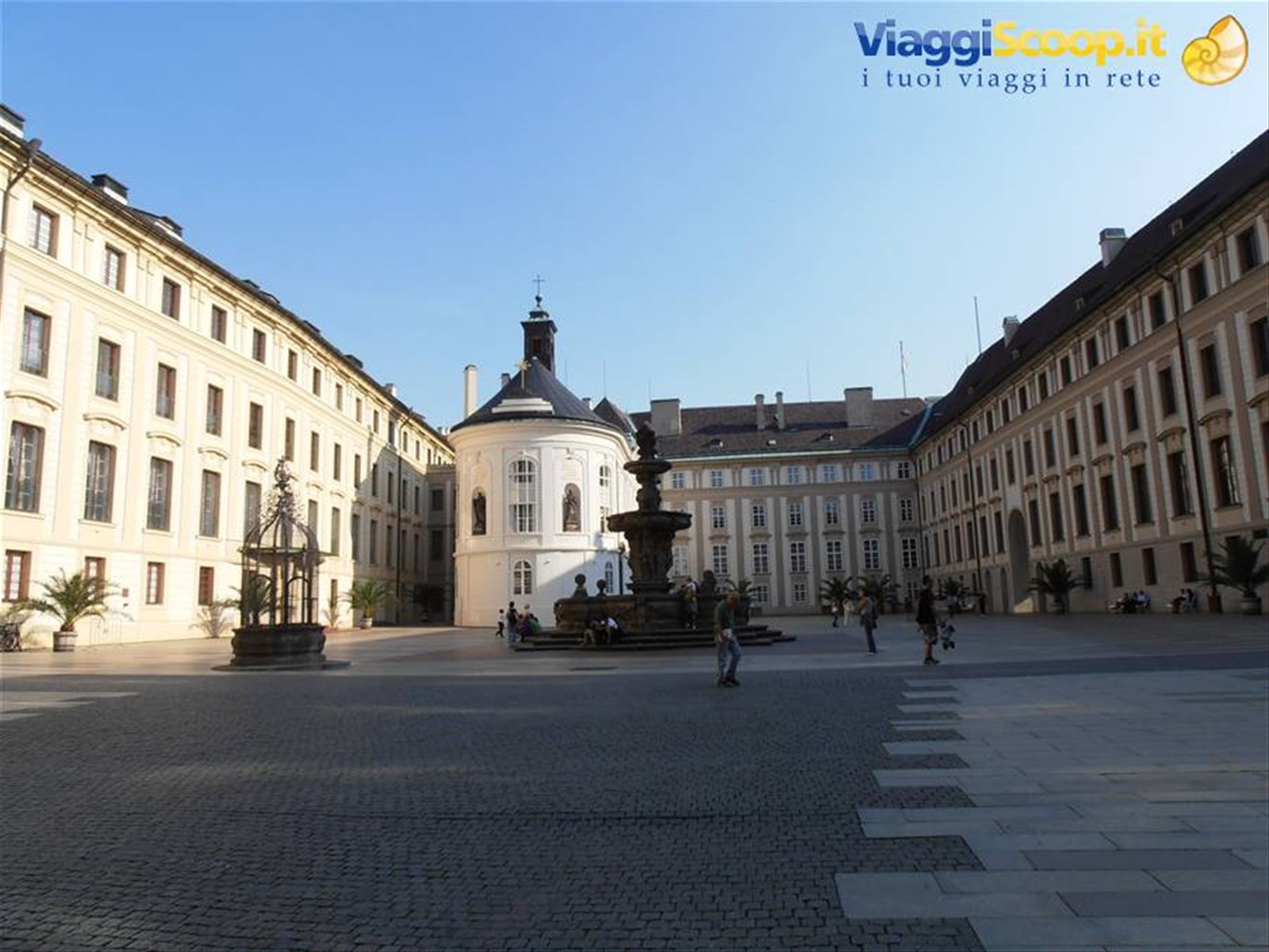 un cortile interno al castello