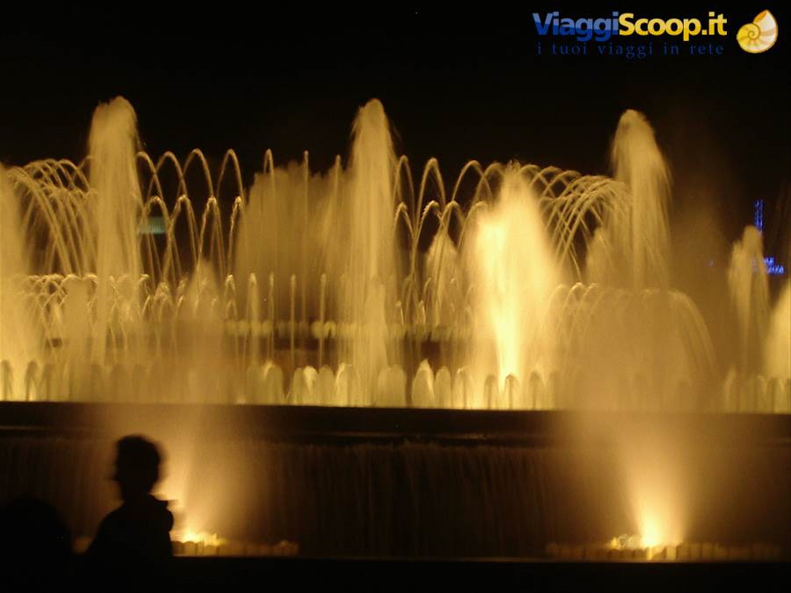 passeggiata alla Fontana Magica, splendido gioco di acqua e luci al centro di Barcellona !!!