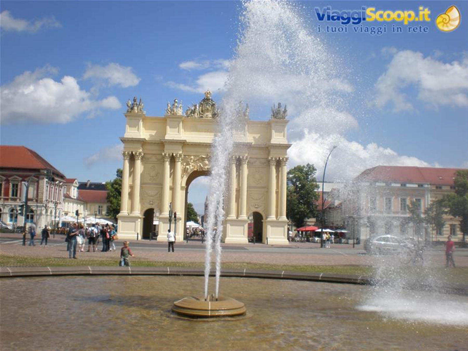 Porta di Brandeburgo di Potsdam con fontana