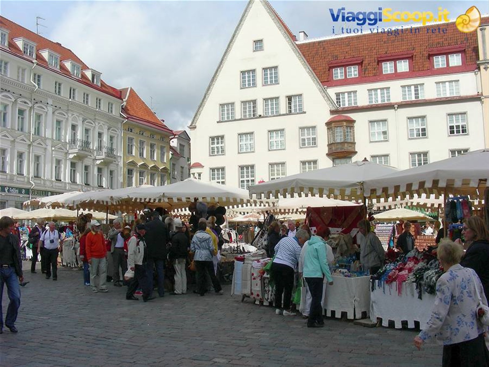 LA PIAZZA CON IL MERCATO FINLANDESE