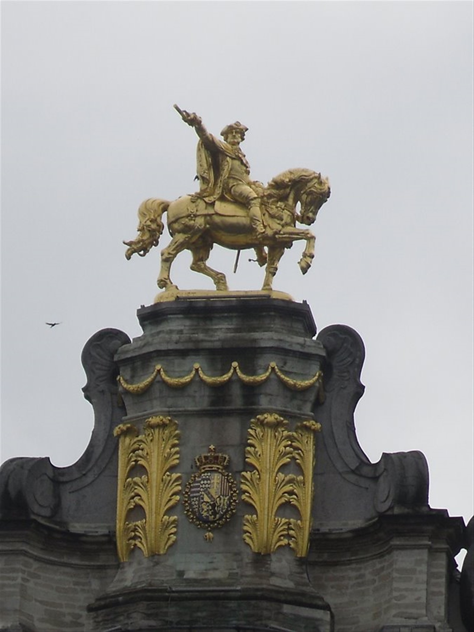 particolare di statua dorata della grand place