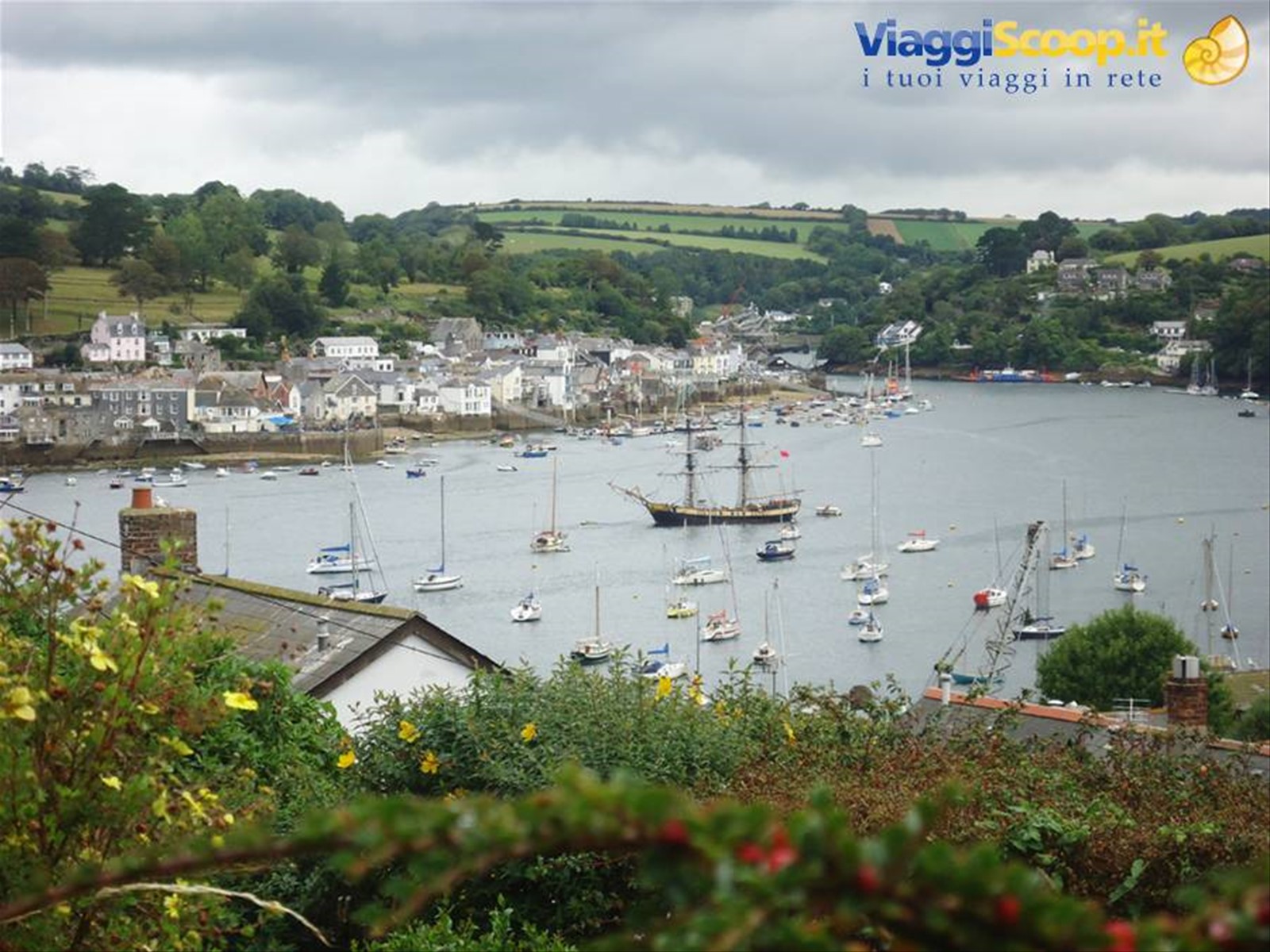 fowey vista da polruan, sulla sponda opposta del fiume fowey
