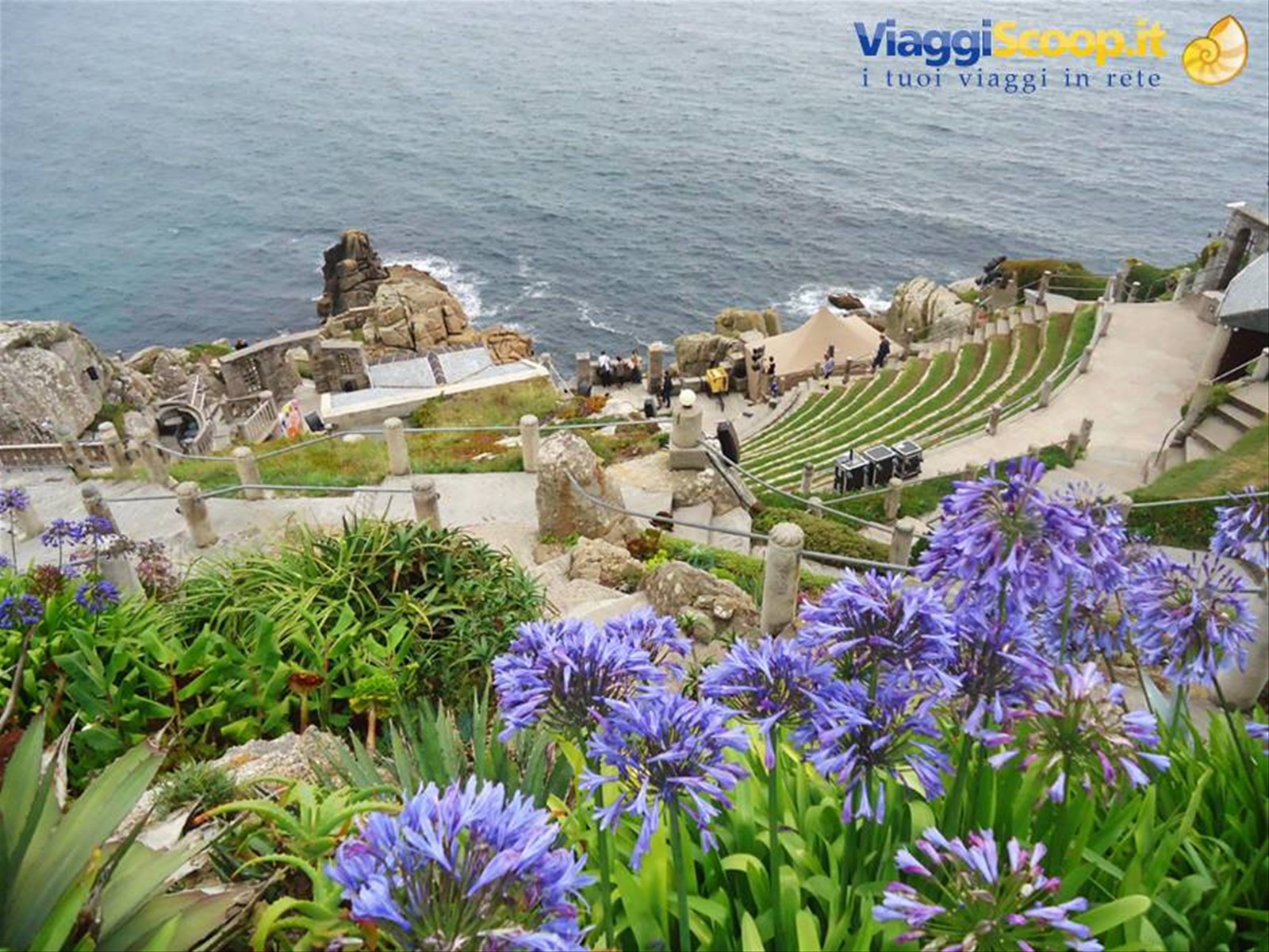 un'immagine del Minnack Theatre, costruito a picco sul mare a Porthcurno