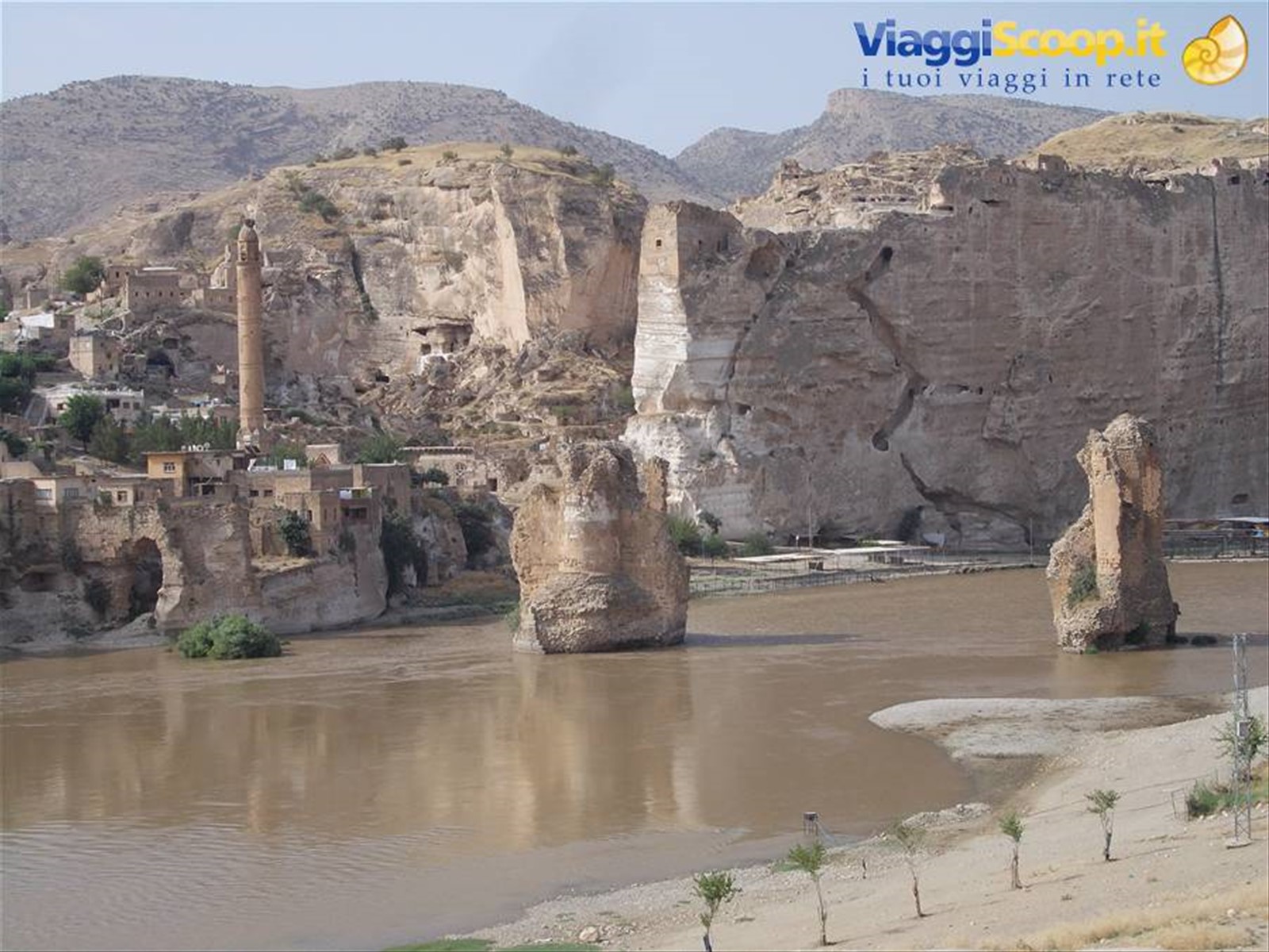 Hasankeyf, resti del ponte romano sul fiume Tigri