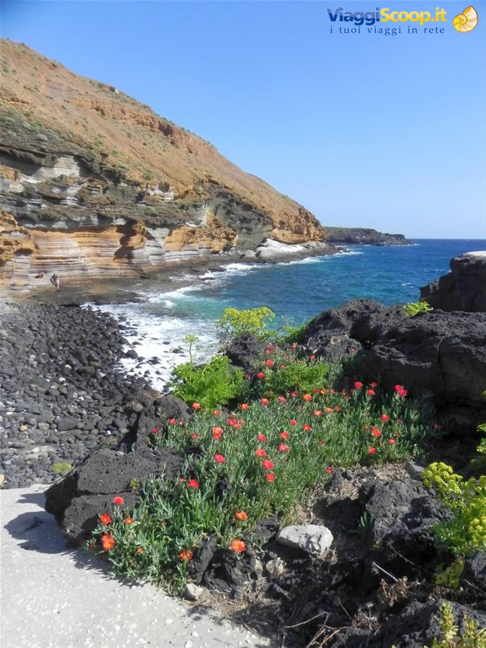 Spiaggia di sassi e scogli in Costa del Silencio