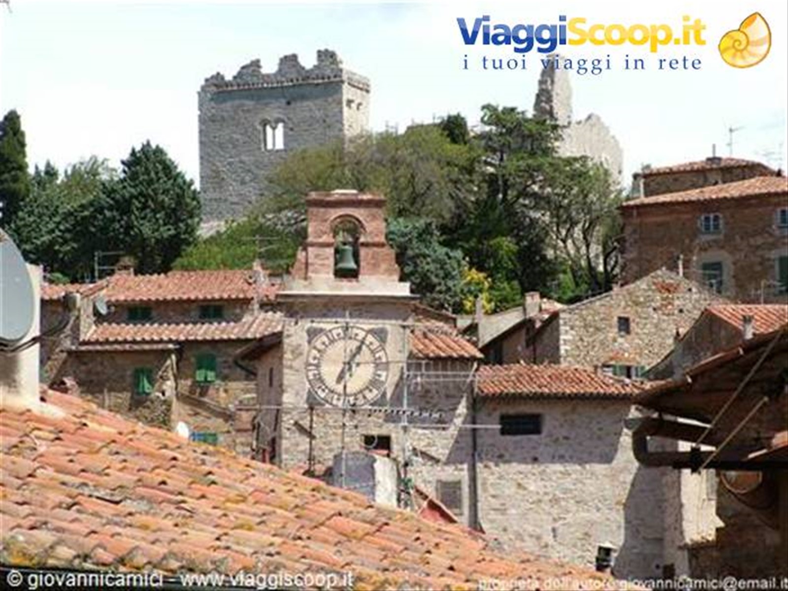 Veduta torre dell' orologio con la rocca