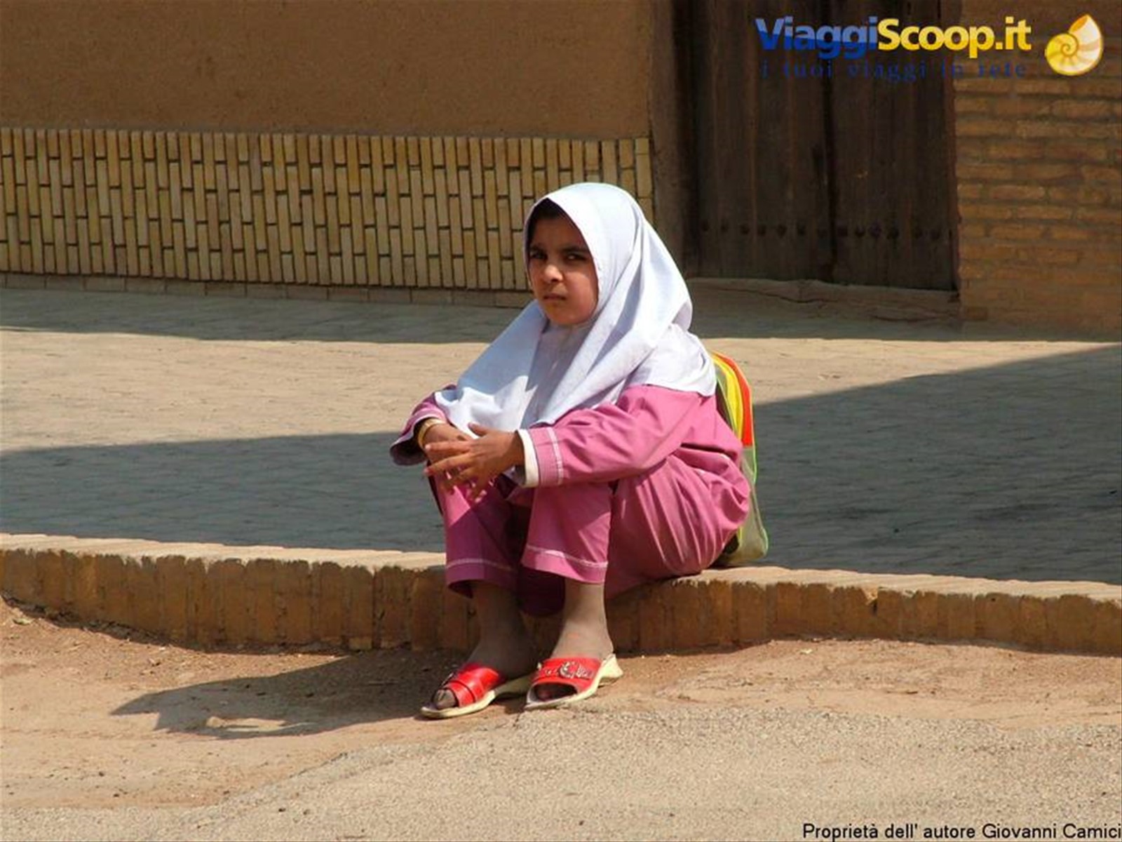 Bambina all'uscita della scuola