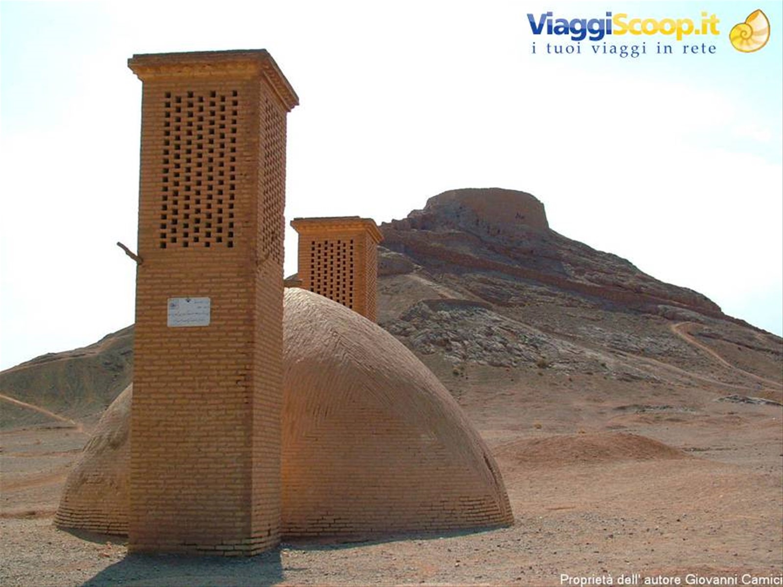 Badgir con sullo sfondo una torre del silenzio