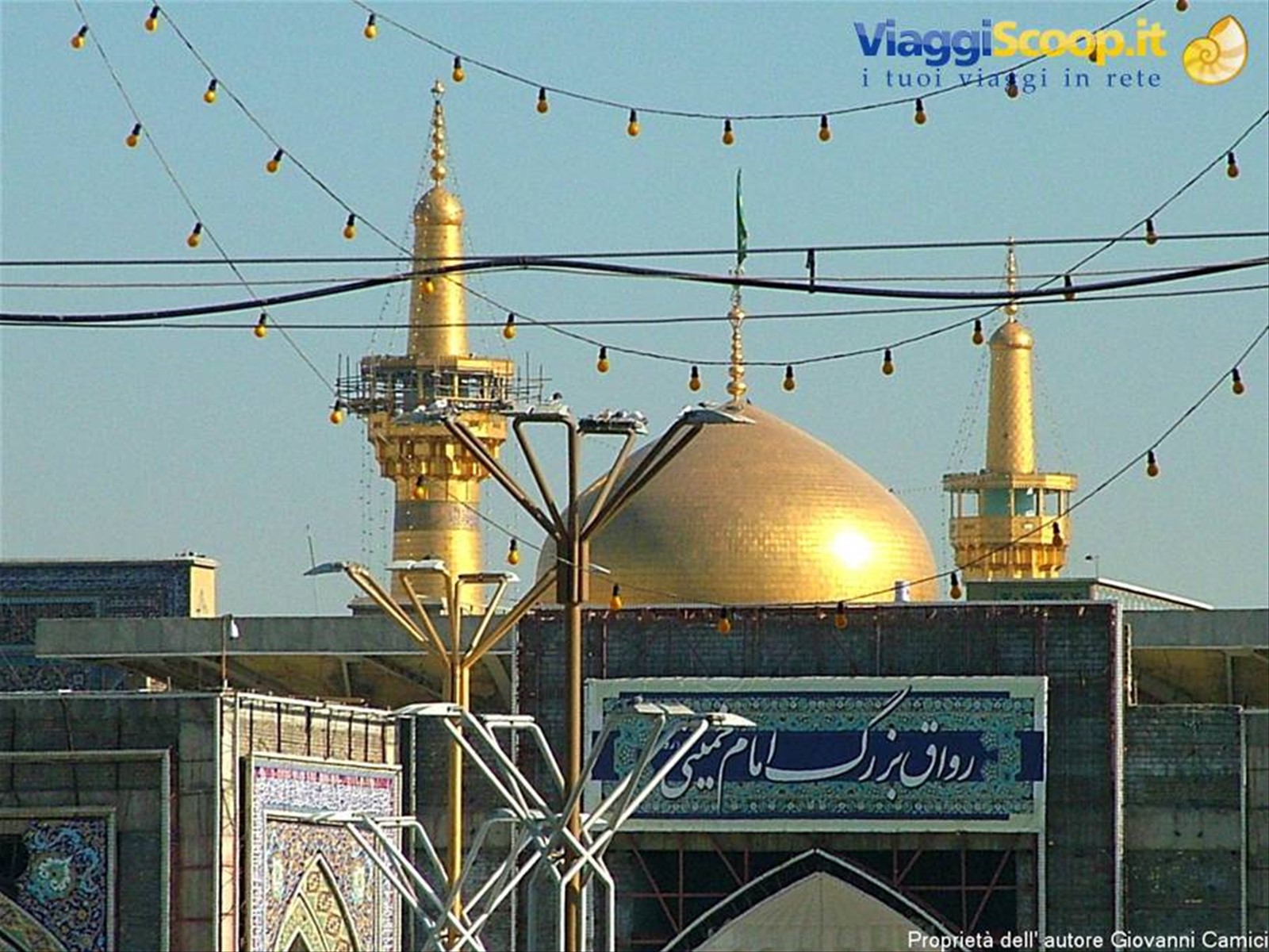 Mashhad-Minareti e cupola dorata della tomba dell'Iman Reza