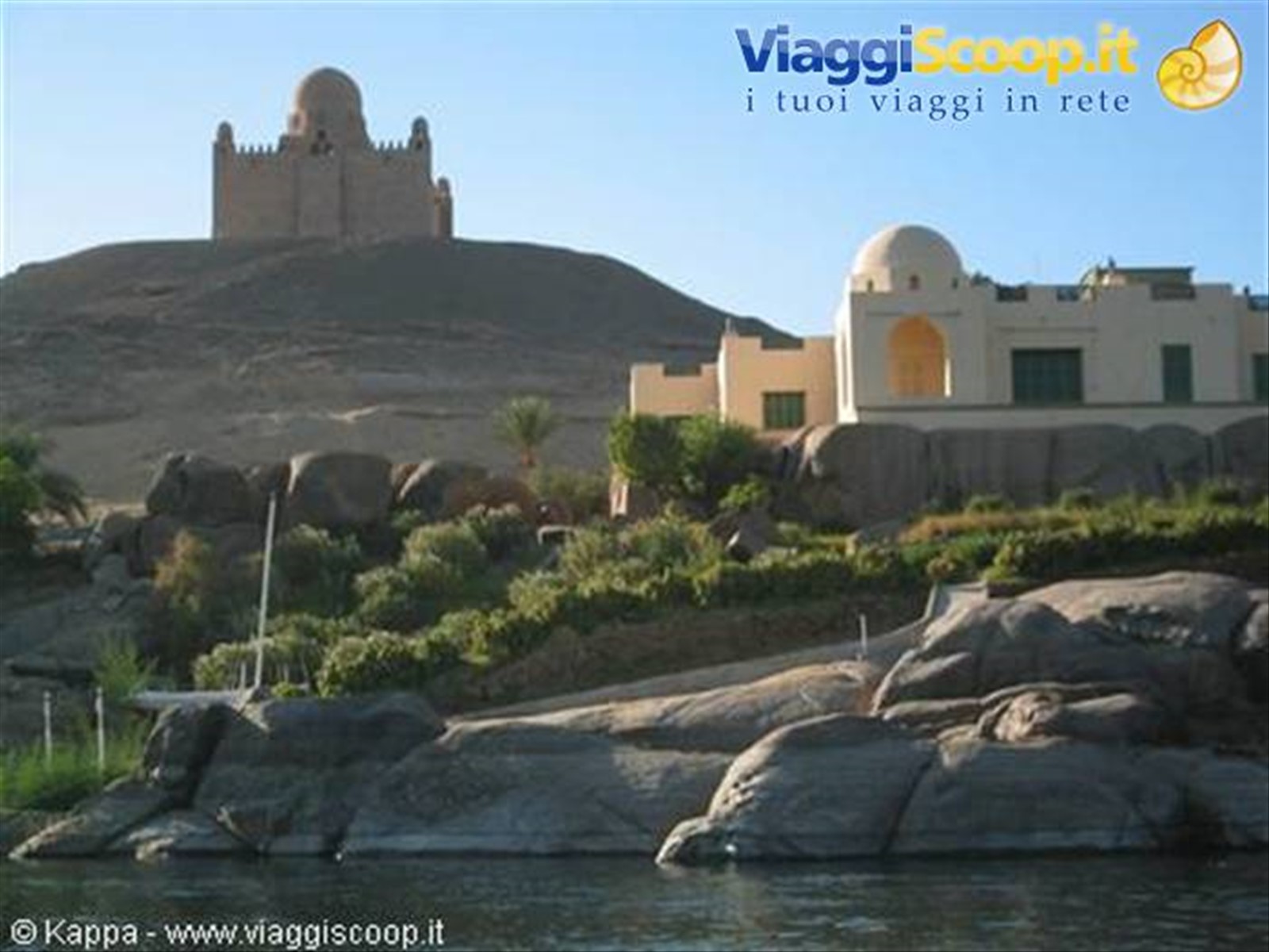 Il mausoleo dell'Aga Kahn (in alto) e la sua villa (in basso)