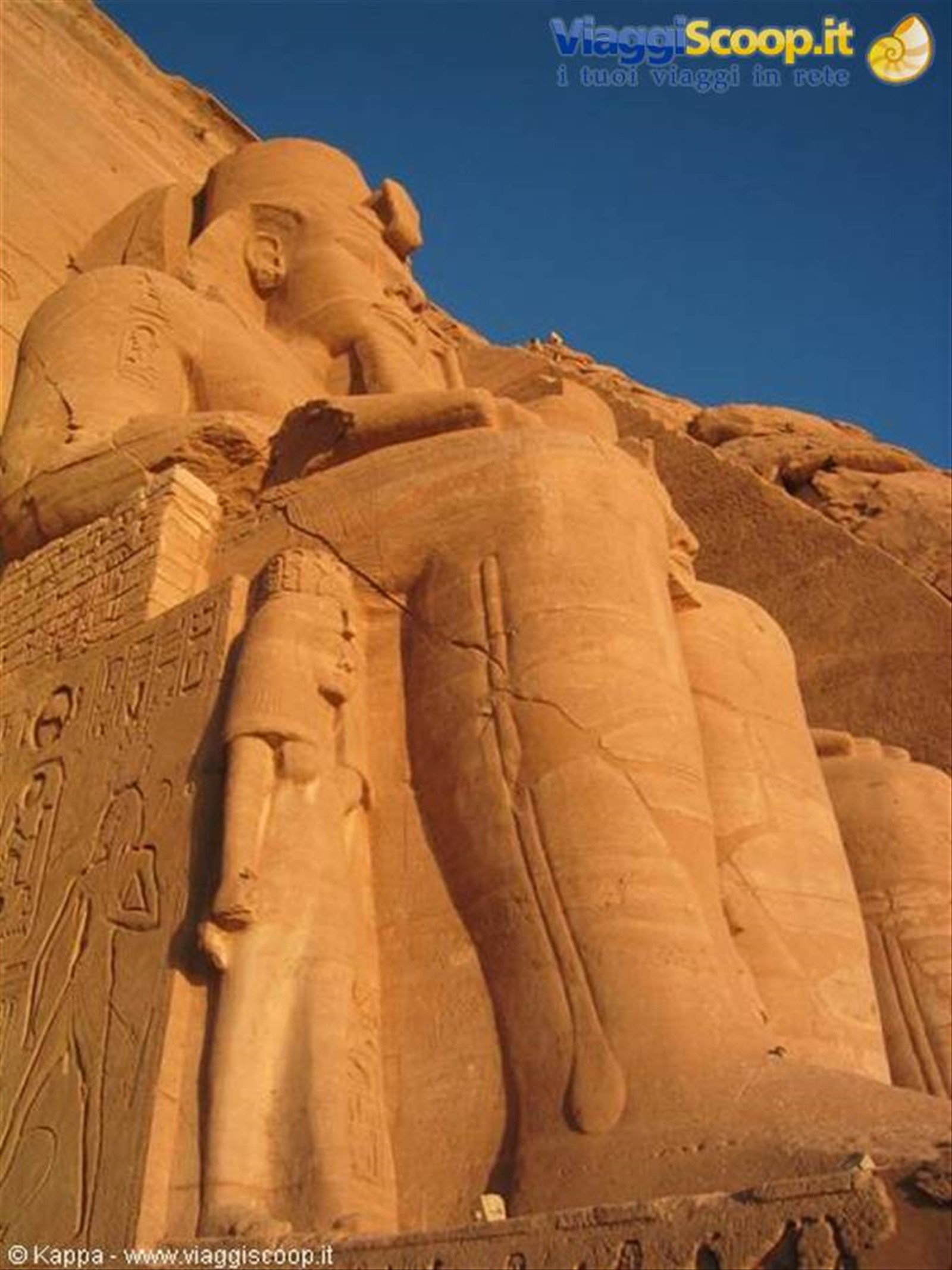 La statua di RAMESSE e la moglie NEFERTARI