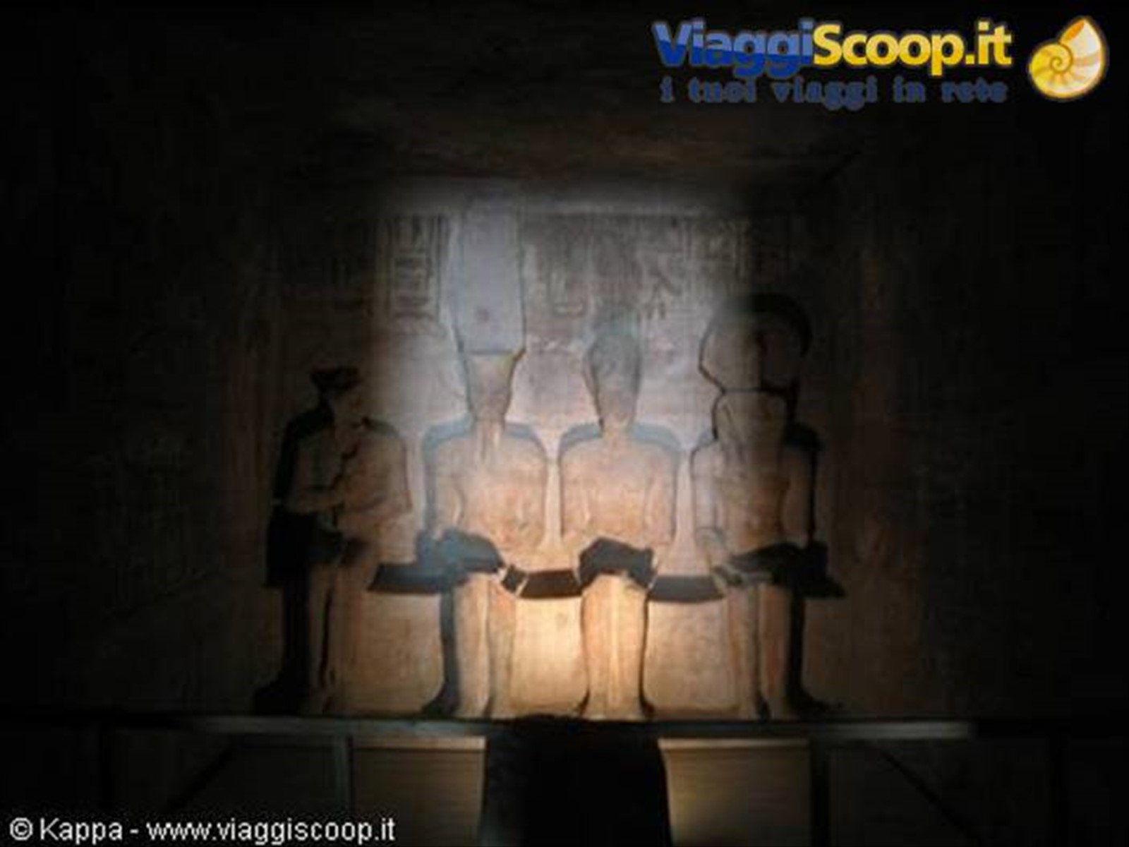 La statua di RAMESSE II divinizzato, assieme agli dei HARMAKHIS, AMON-RA e PTAH nel santuario