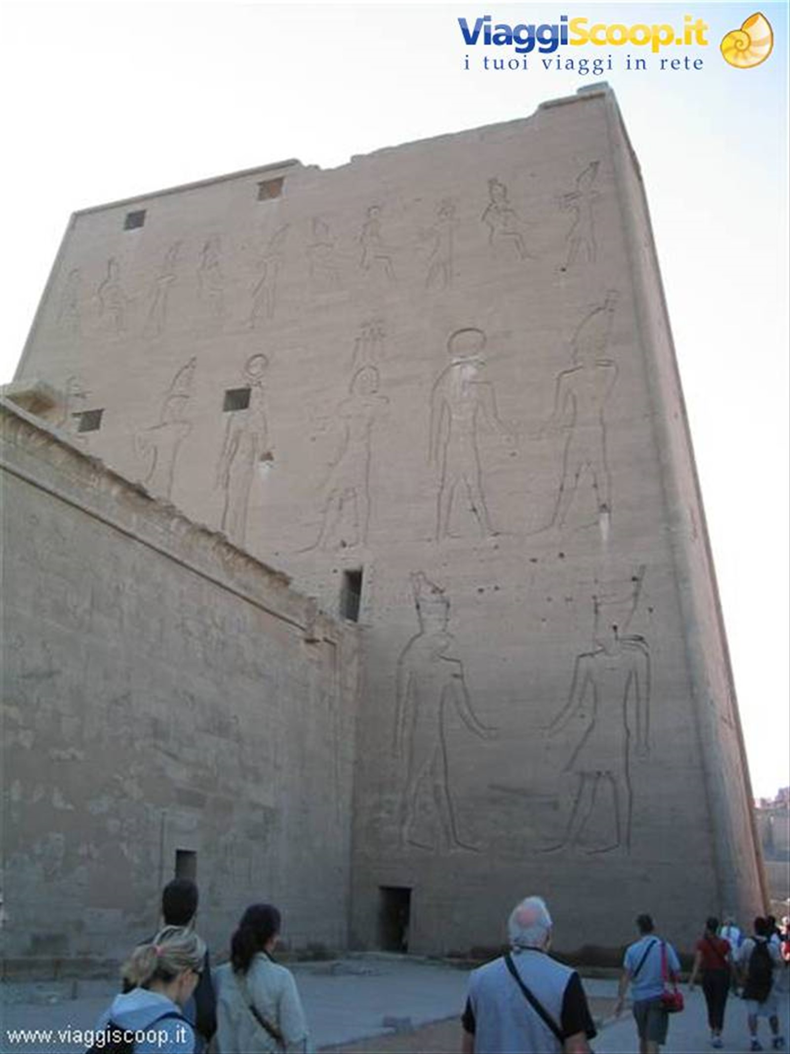 Il retro dell'entrata del tempio di Edfu