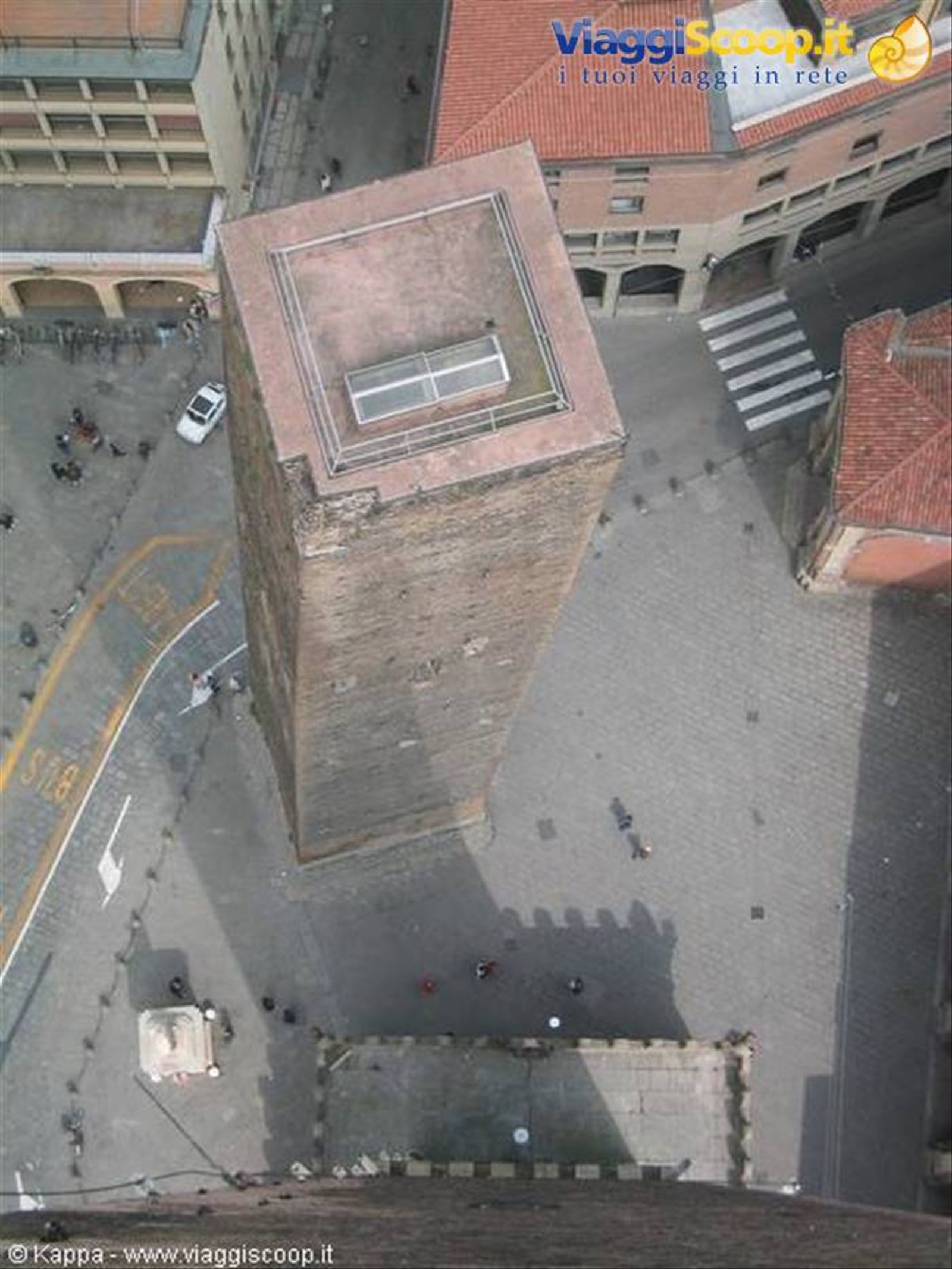 La Torre Garisenda dalla Torre degli Asinelli