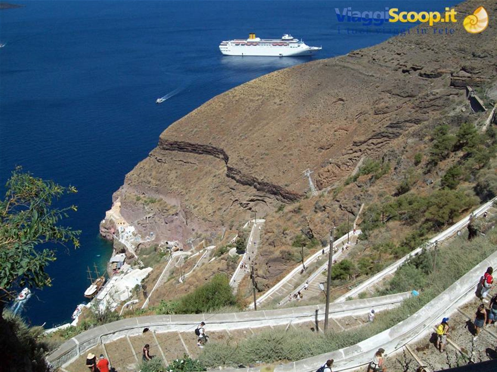 ecco i 660 scalini per arrivare a Santorini, col mulo e' un'impresa !! La nostra nave nel golfo..