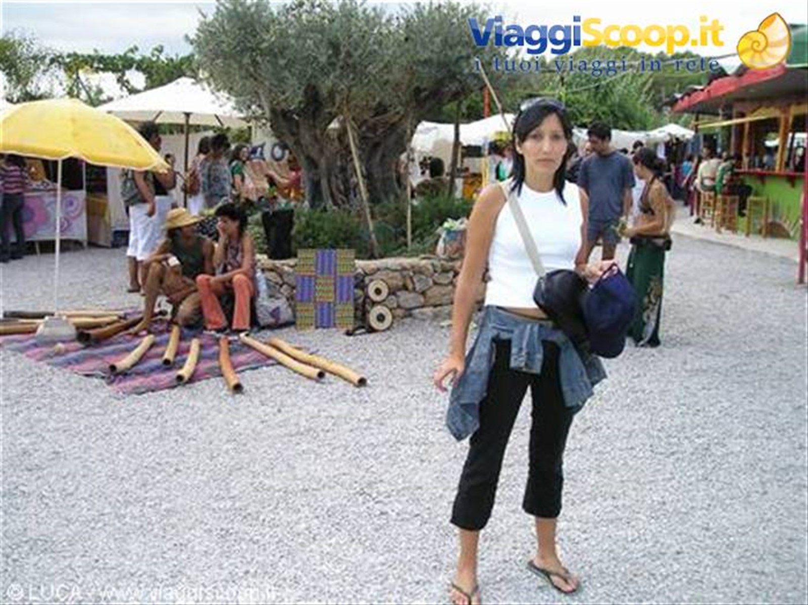 Yoli al mercatino hippy di Es Canar...